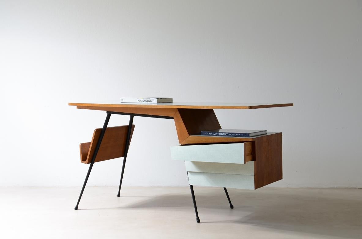 Scrivania in stile razionalista anni '50 in metallo e legno con piani rivestiti in metacrilato in vendita 2