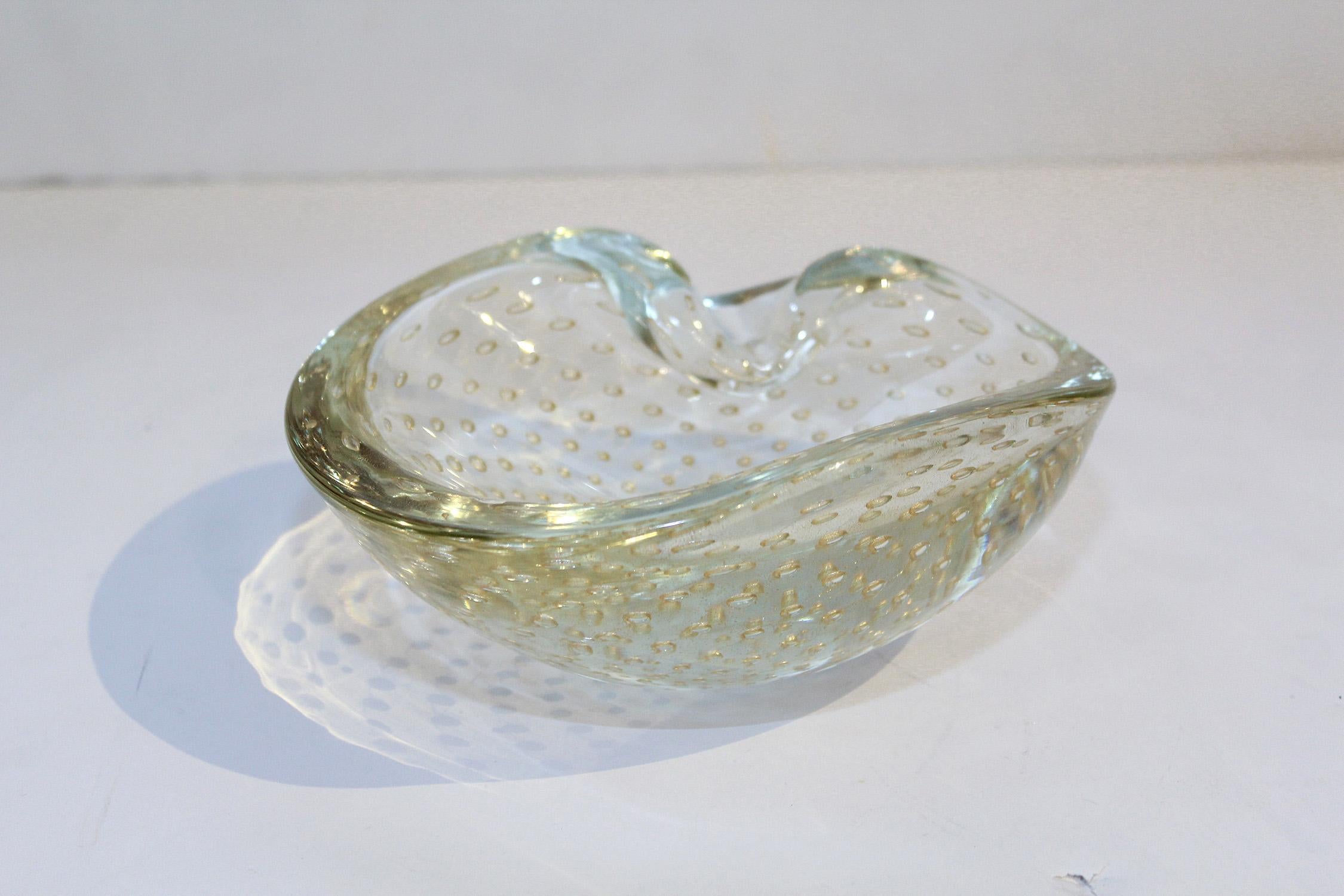 Mid-Century Modern 1950s Seguso Murano Glass Gold Dusted Kidney Shaped Bowl with Controlled Bubbles For Sale