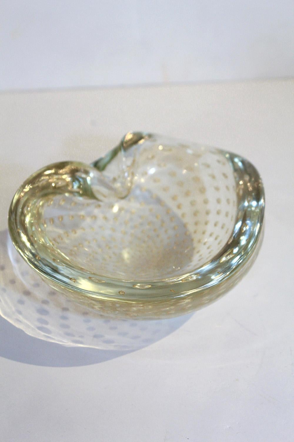 Hand-Crafted 1950s Seguso Murano Glass Gold Dusted Kidney Shaped Bowl with Controlled Bubbles For Sale