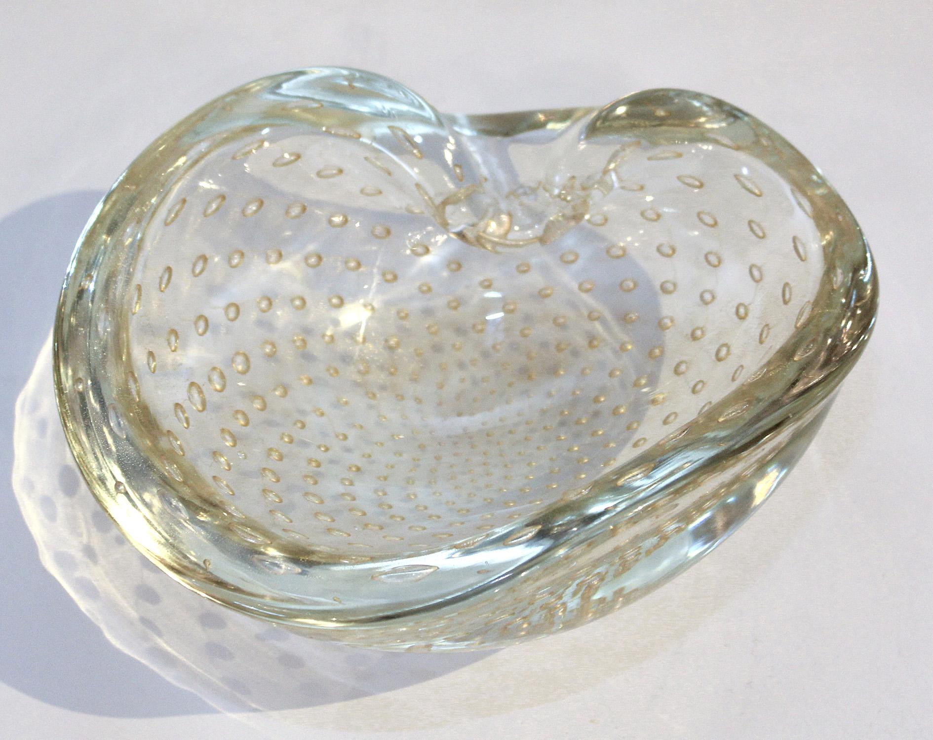 1950s Seguso Murano Glass Gold Dusted Kidney Shaped Bowl with Controlled Bubbles In Good Condition For Sale In North Miami, FL