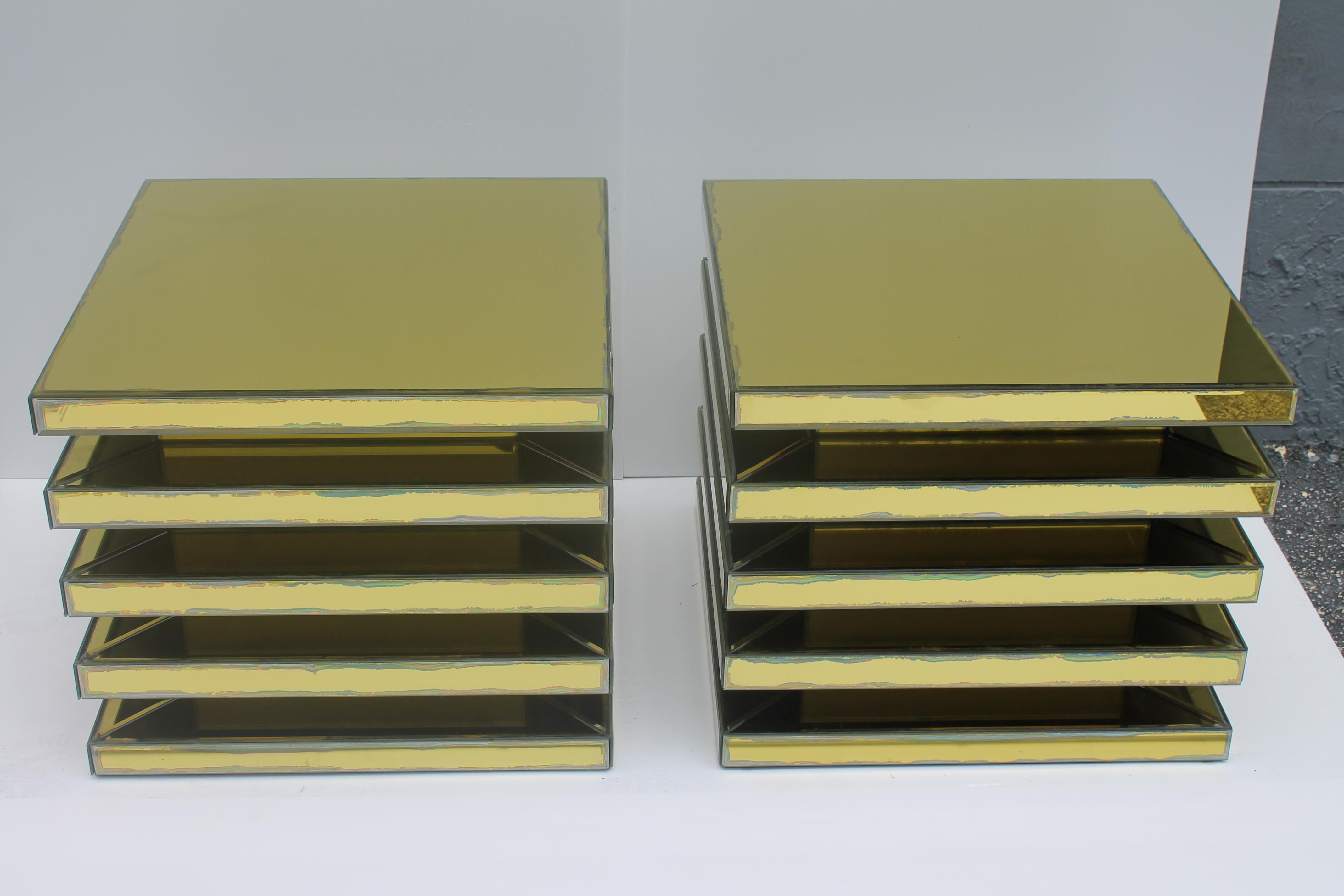 Mid-Century Modern Set de 4 tables d'appoint/de chevet Mid Century Modern Antique Gold Fully Mirror, années 50 en vente