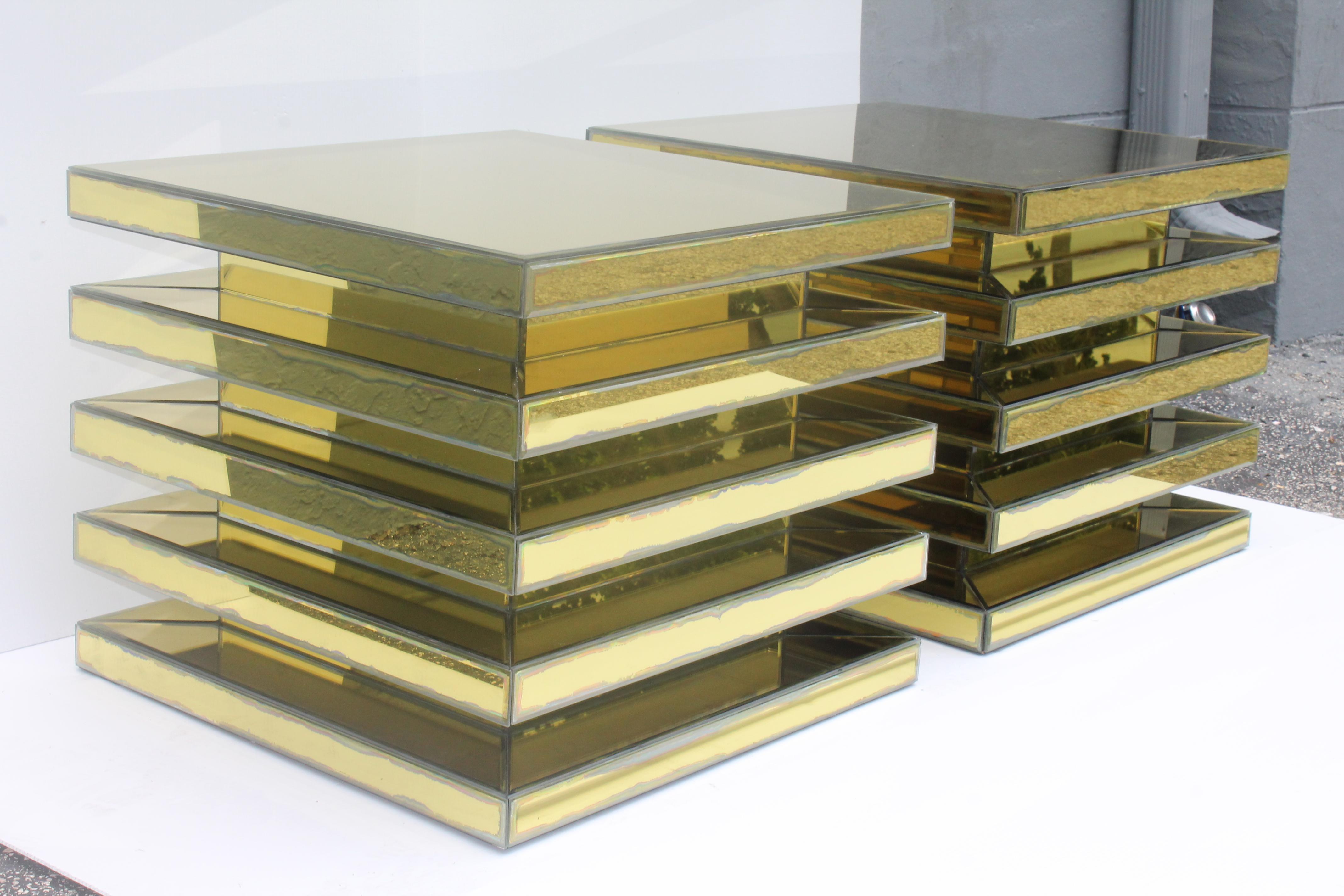 Français Set de 4 tables d'appoint/de chevet Mid Century Modern Antique Gold Fully Mirror, années 50 en vente