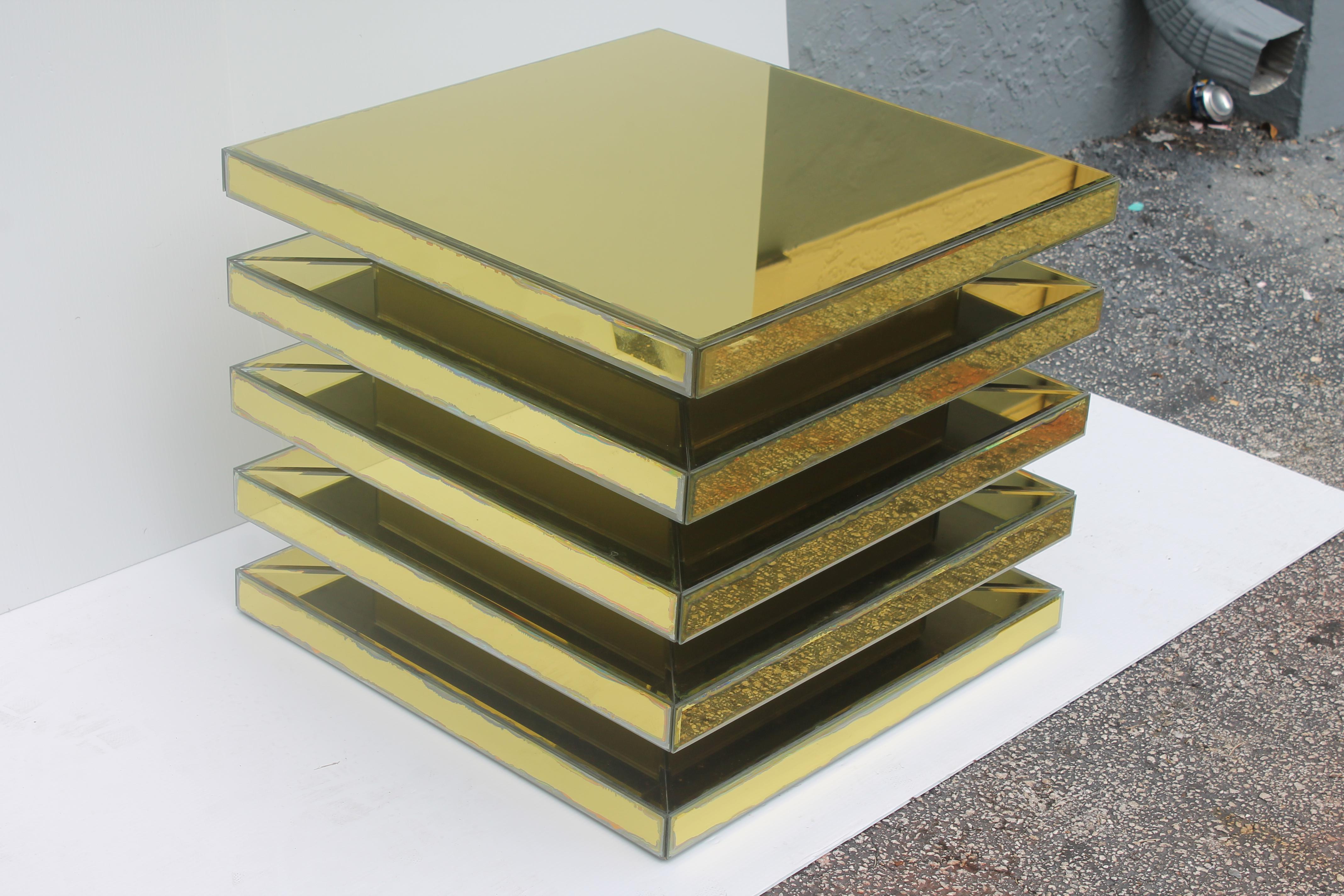 Milieu du XXe siècle Set de 4 tables d'appoint/de chevet Mid Century Modern Antique Gold Fully Mirror, années 50 en vente