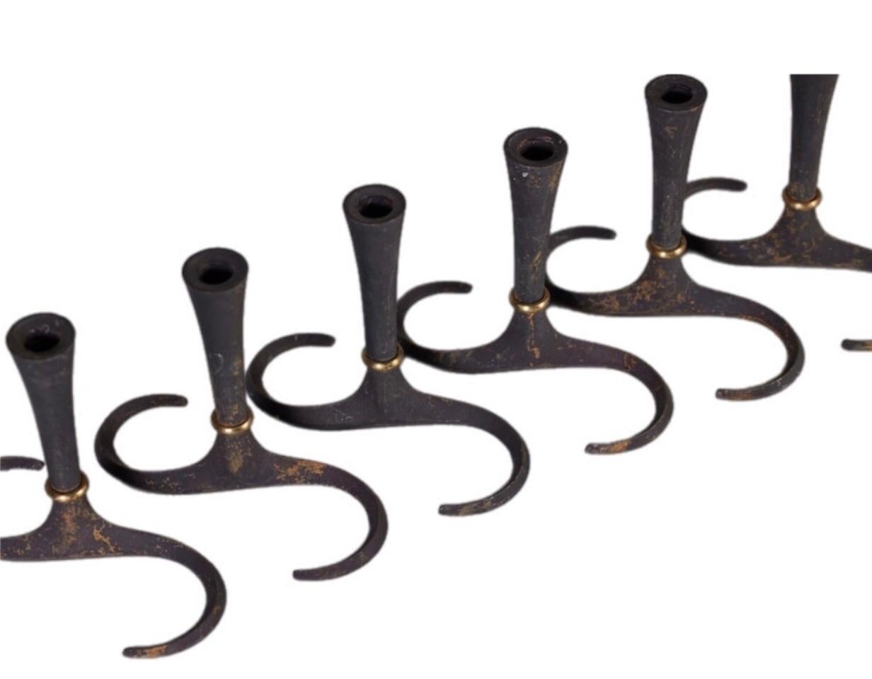 Portacandele danese di Jens H. Quistgaard per Dansk Designs, anni '50, set da 6 

Elegante set di sei portacandele in ghisa di Jens Quistgaard per Dansk, patina nera con accenti in ottone, un portacandele con timbro.

Utilizza sottili fittoni lunghi