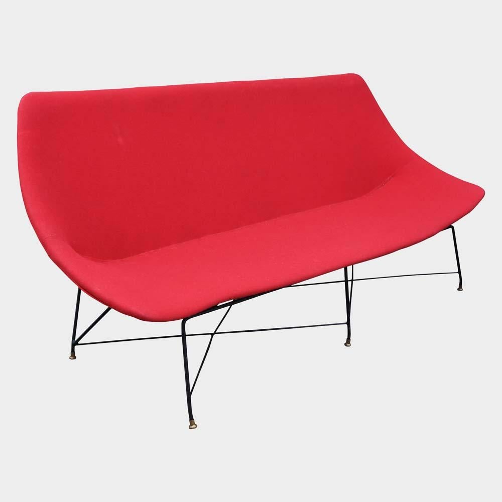 Iconic mid century Italian design at its best. A sensational three seater sofa with red original upholstery, black enamelled wrought tubular metal structure, brass details. Designed by Augusto Bozzi for Fratelli Saporiti, ca.1954.
Made in Italy
A