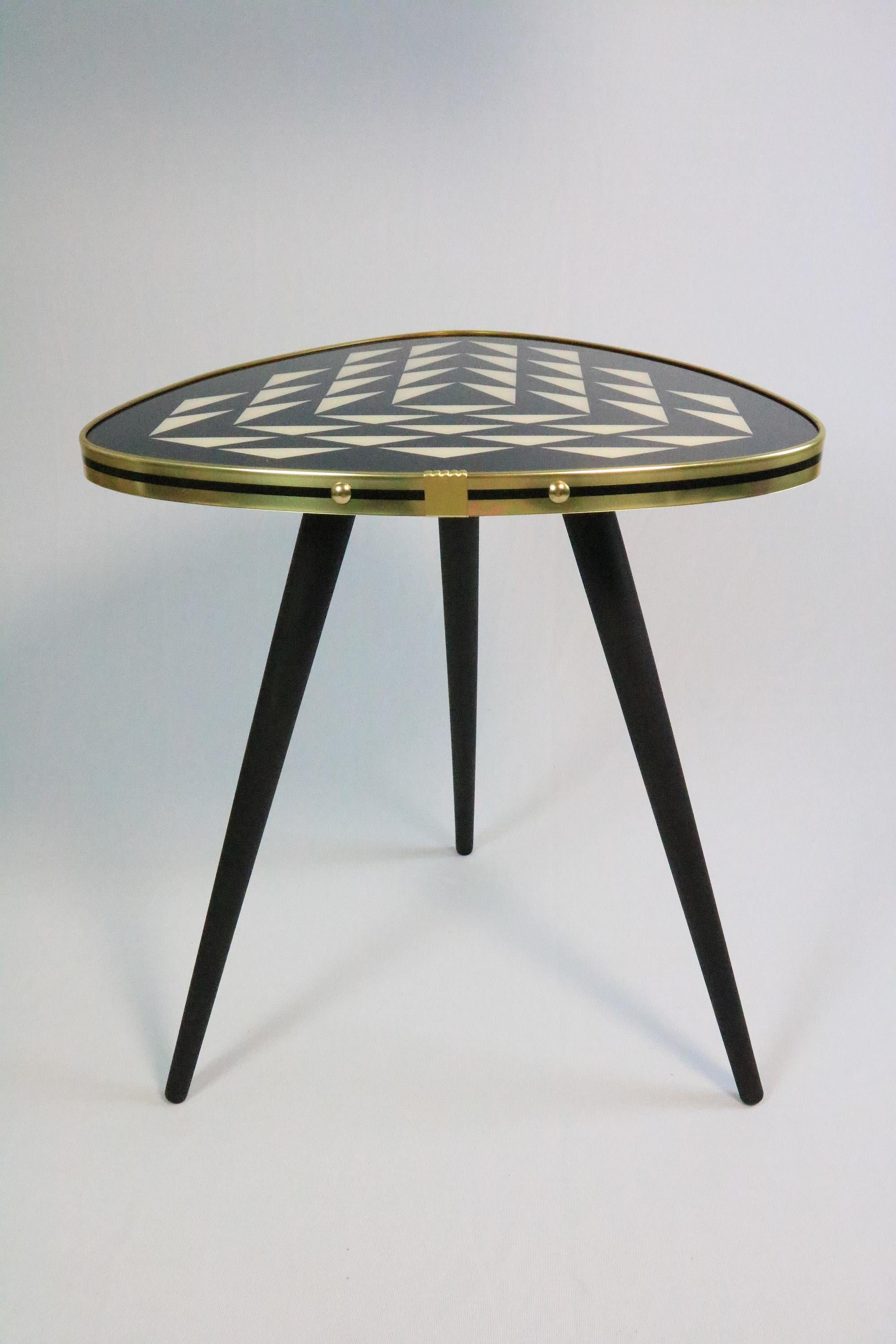 Offre exclusive d'une table d'appoint de taille moyenne. 
Très décoratif dans un design noir et blanc.
Avec trois pieds en bois. La table est parfaite pour un petit espace de rangement à côté d'un fauteuil, par exemple, ou comme table à fleurs.

Sur
