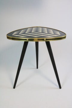 Petite table d'appoint triangulaire noire/blance des années 50, 3 pieds élégants