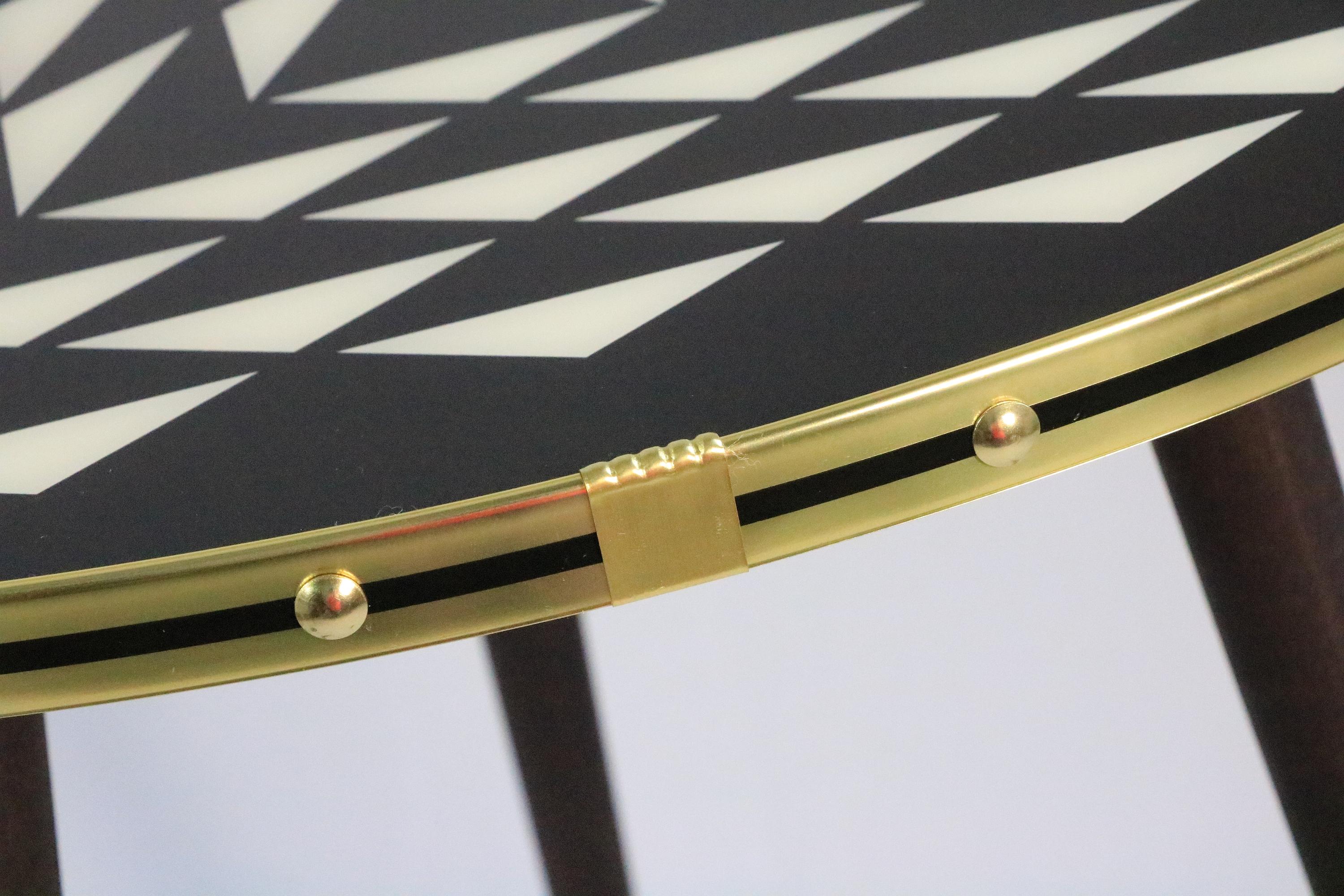 Mid-Century Modern Petite table d'appoint triangulaire noire/blance des années 50, 3 pieds élégants en vente