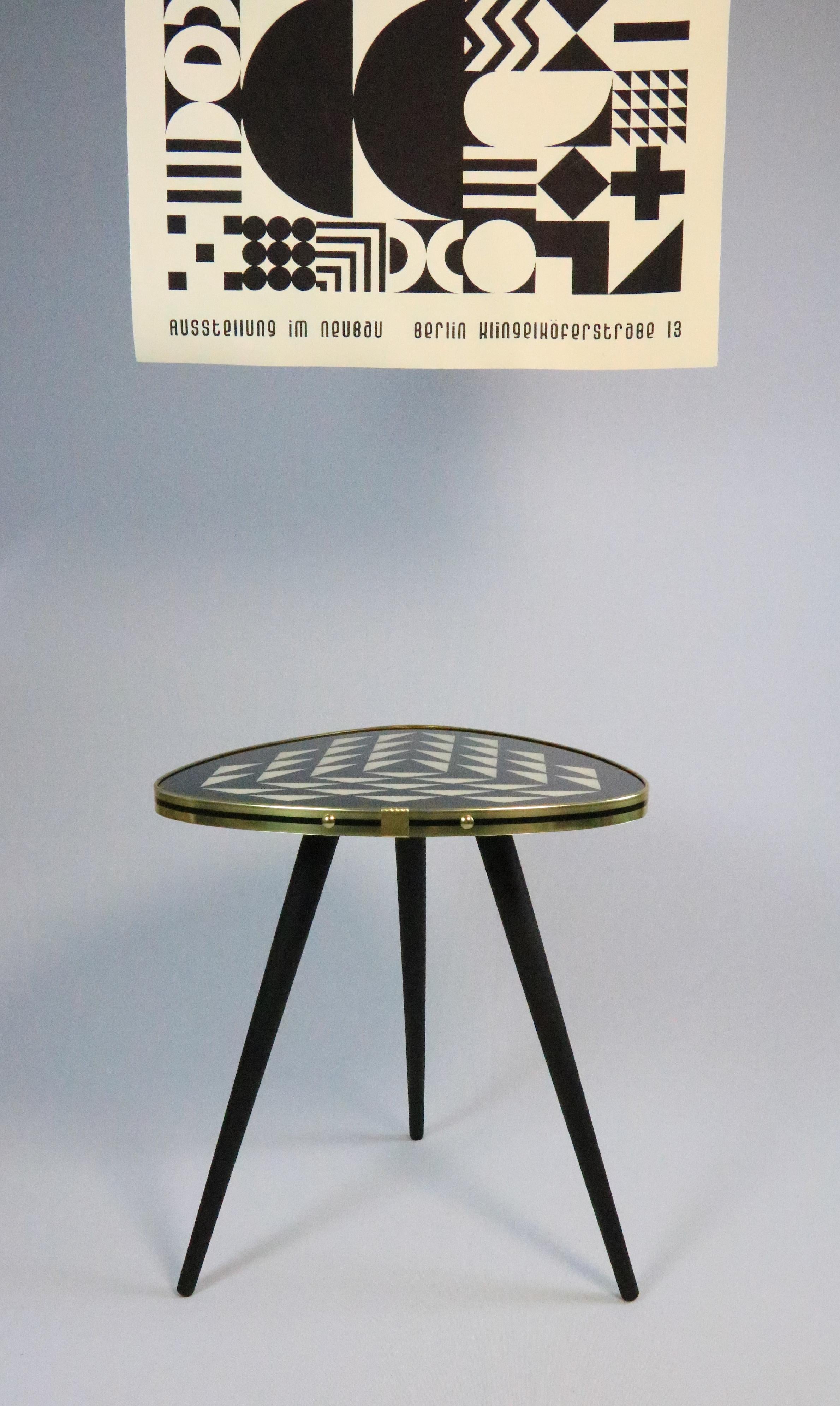 Allemand Petite table d'appoint triangulaire noire/blance des années 50, 3 pieds élégants en vente