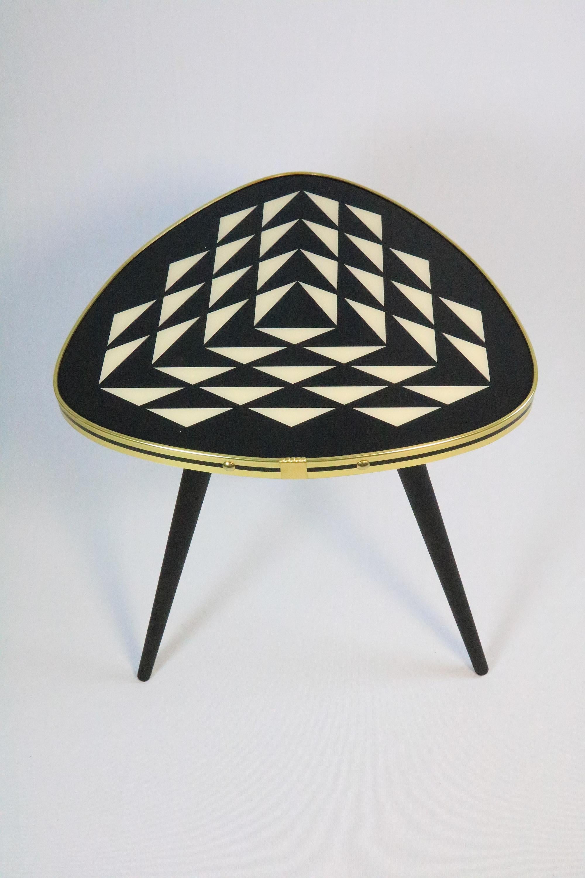 Fait main Petite table d'appoint triangulaire noire/blance des années 50, 3 pieds élégants en vente