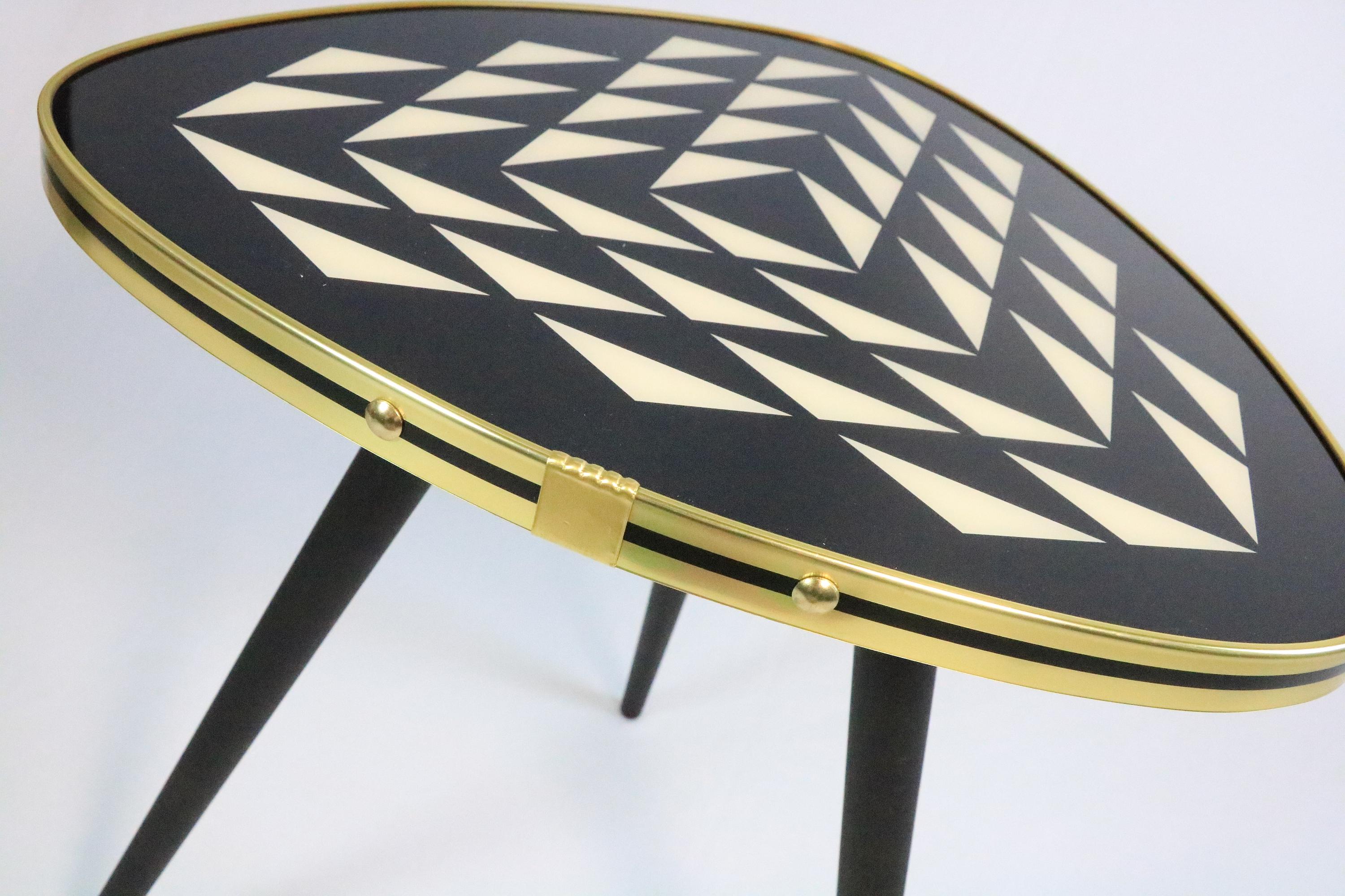 Petite table d'appoint triangulaire noire/blance des années 50, 3 pieds élégants Neuf - En vente à Berlin, BE