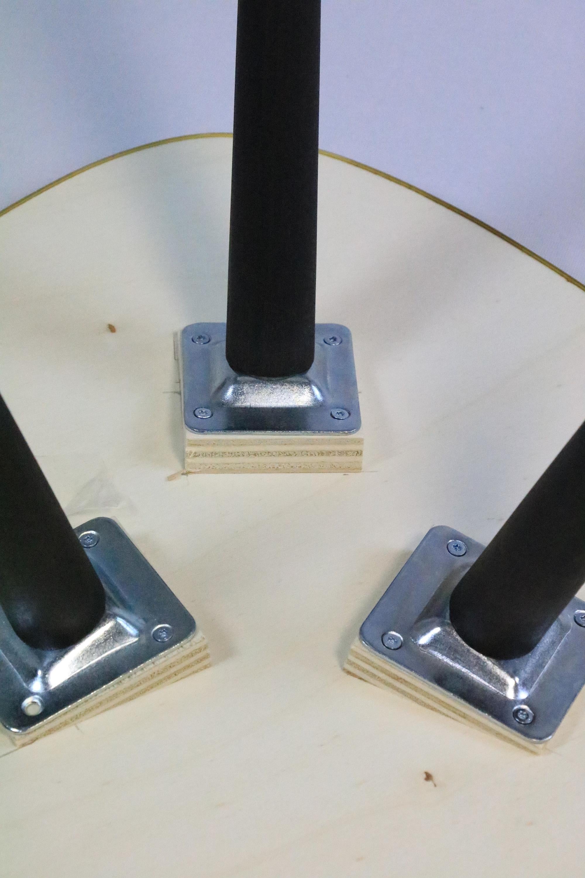 XXIe siècle et contemporain Petite table d'appoint triangulaire noire/blance des années 50, 3 pieds élégants en vente