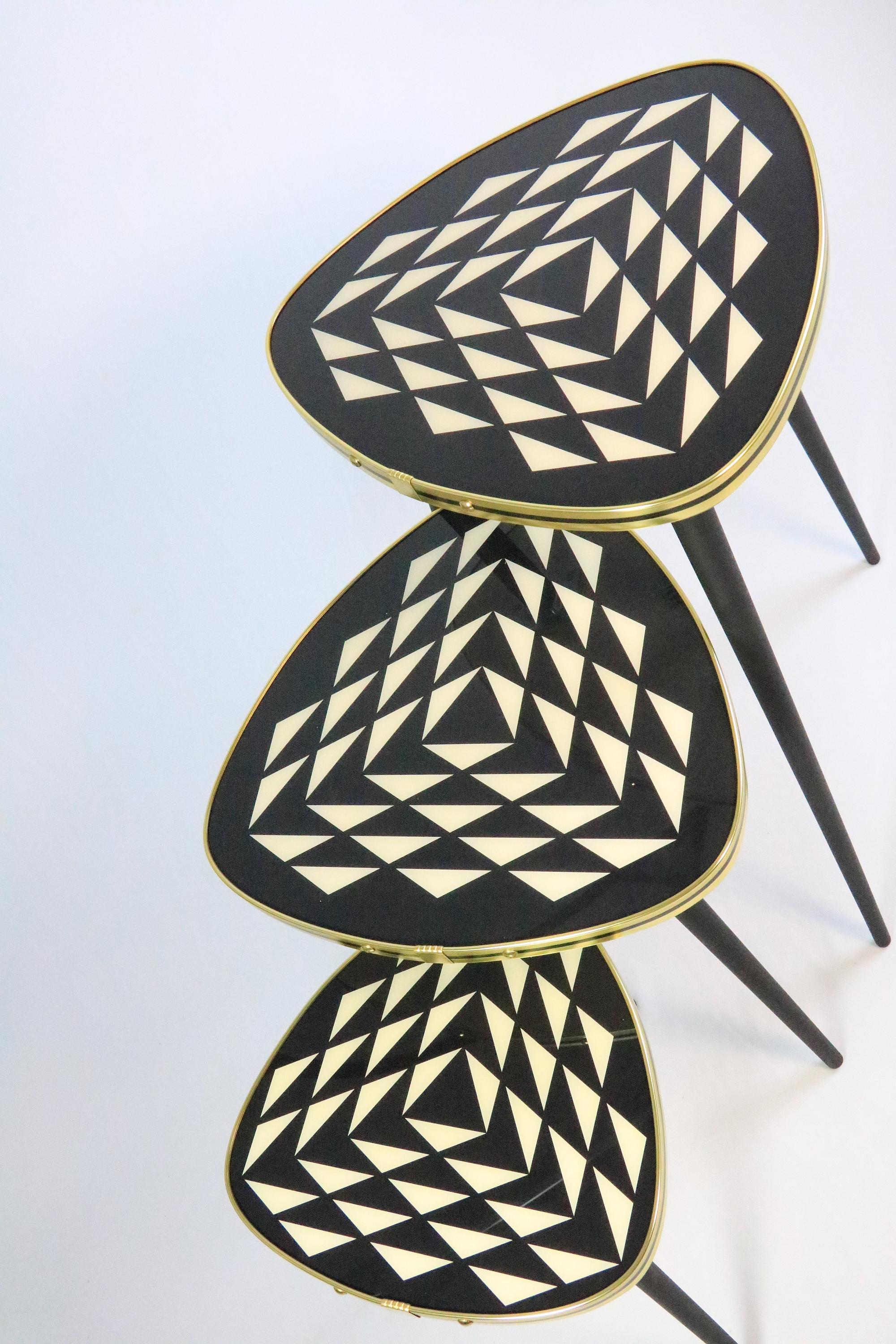 Laiton Petite table d'appoint triangulaire noire/blance des années 50, 3 pieds élégants en vente