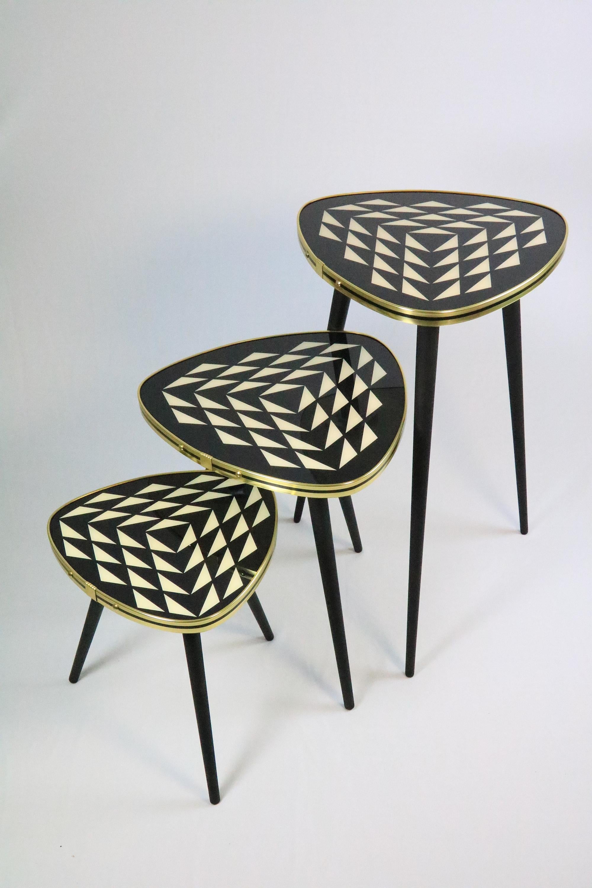 Petite table d'appoint triangulaire noire/blance des années 50, 3 pieds élégants en vente 1
