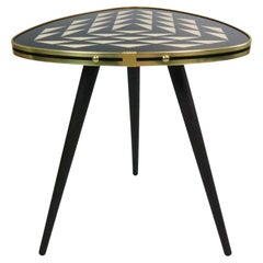Mesa Auxiliar Pequeña Estilo Años 50, Negra / Blanca Forma Triangular, 3 Elegantes Patas