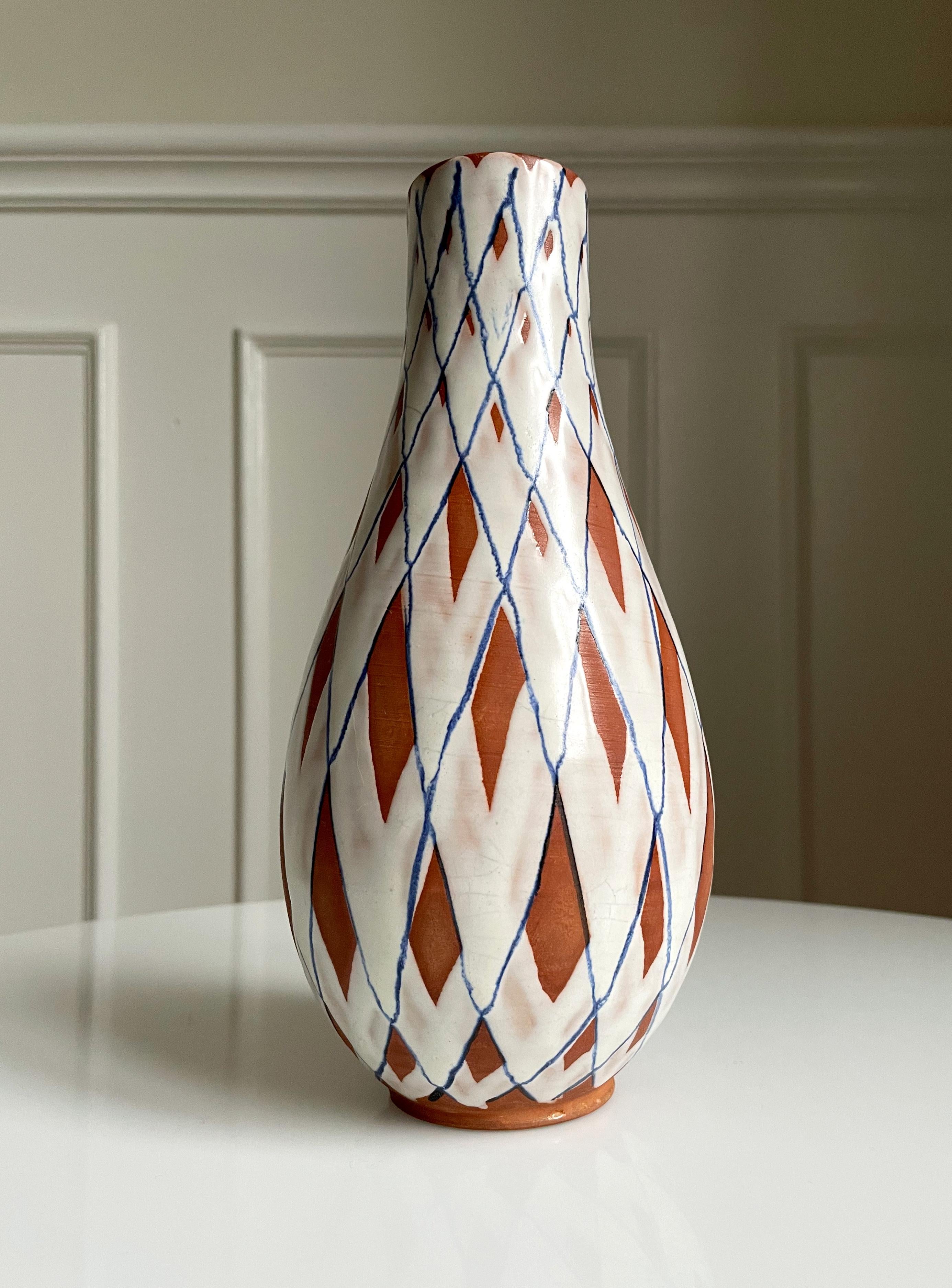 Vase en céramique peint à la main, datant de 80 ans, avec une décoration en damier, fabriqué par Gabriel Keramik en Suède dans les années 1940. Partiellement glacé en blanc et une fine bande bleue, partiellement non glacé et brut. Entièrement vitré