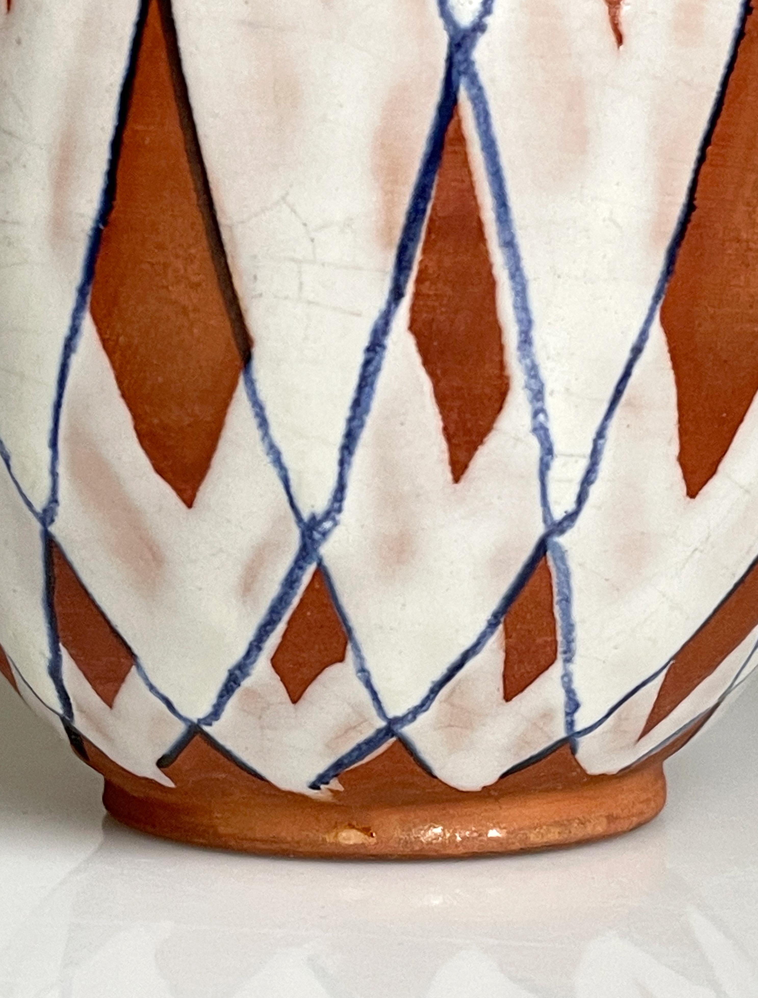 Vernissé Vase suédois à rayures à carreaux Gabriel Keramik des années 1940 en vente