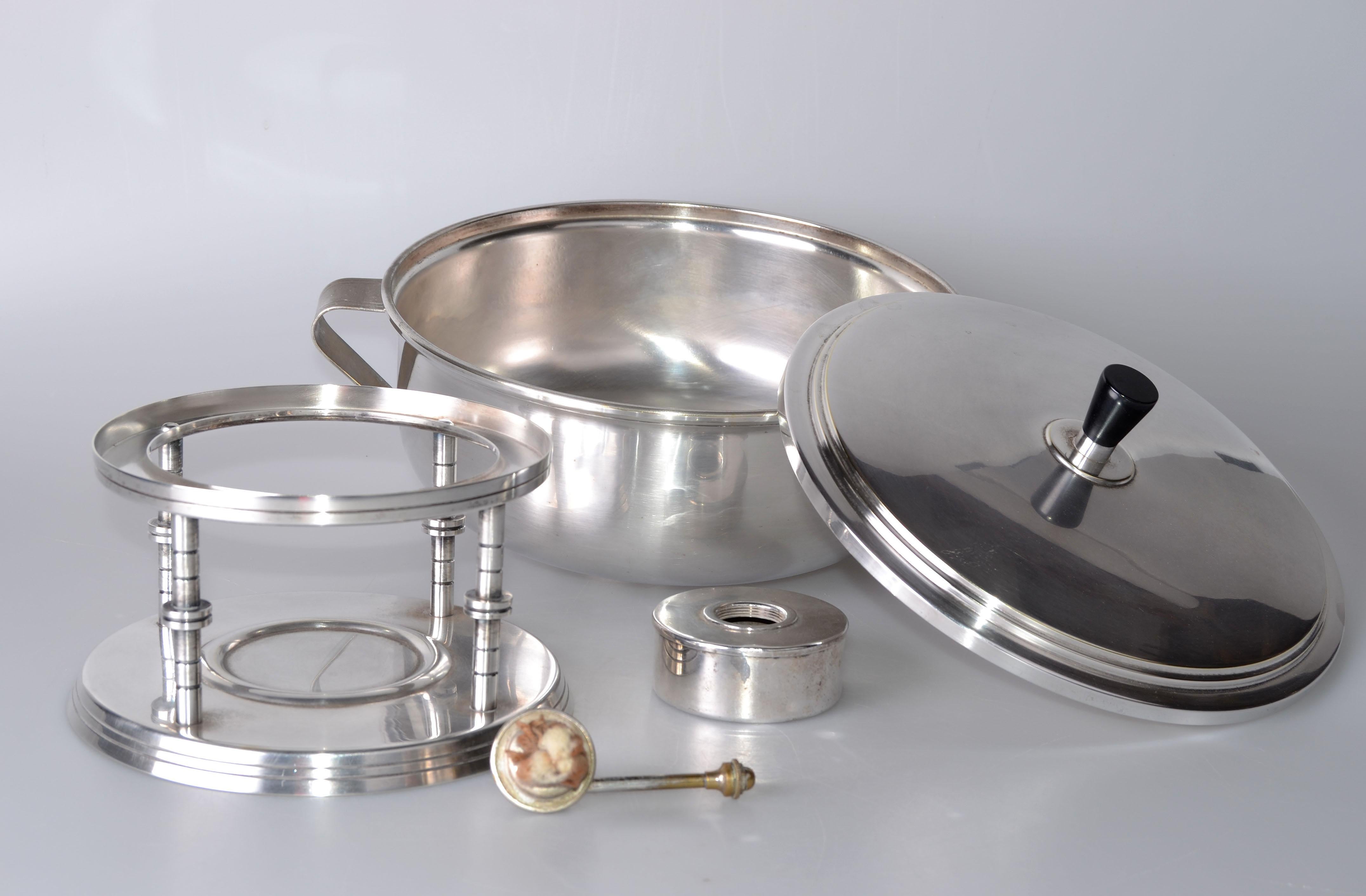 1950 Tommi Parzinger per Mueck Cary ciotola con coperchio in argento, scaldavivande, supporto e portacombustibile.
Marchio del produttore sotto, MUECK - CARY Silverplate.
Dimensioni:
Ciotola: Lunghezza 13,25 pollici, profondità 10,63 pollici,