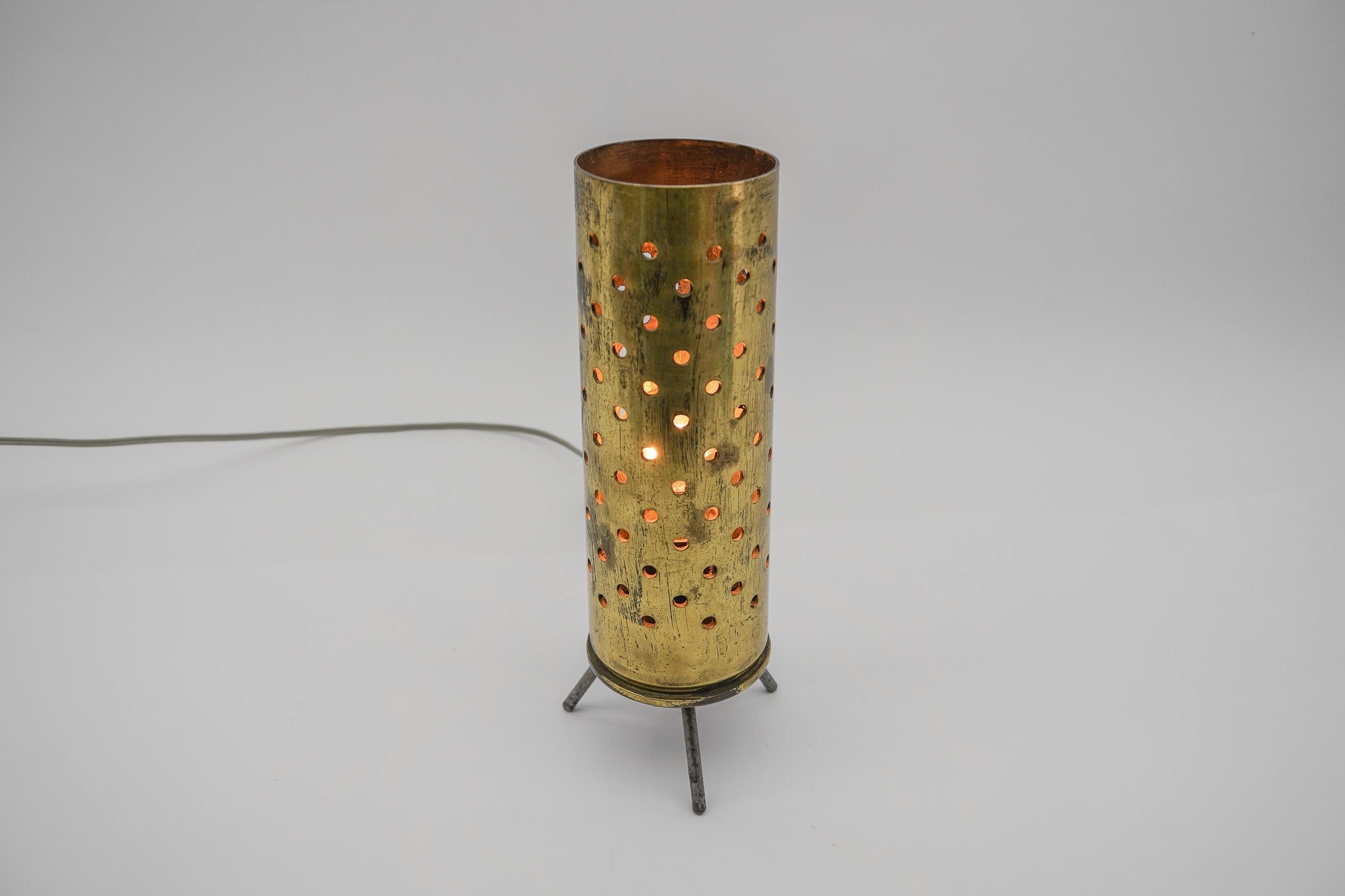Mid-Century Modern Lampe de table sur trépied des années 50 en étui de cartouche perforé, Allemagne  en vente
