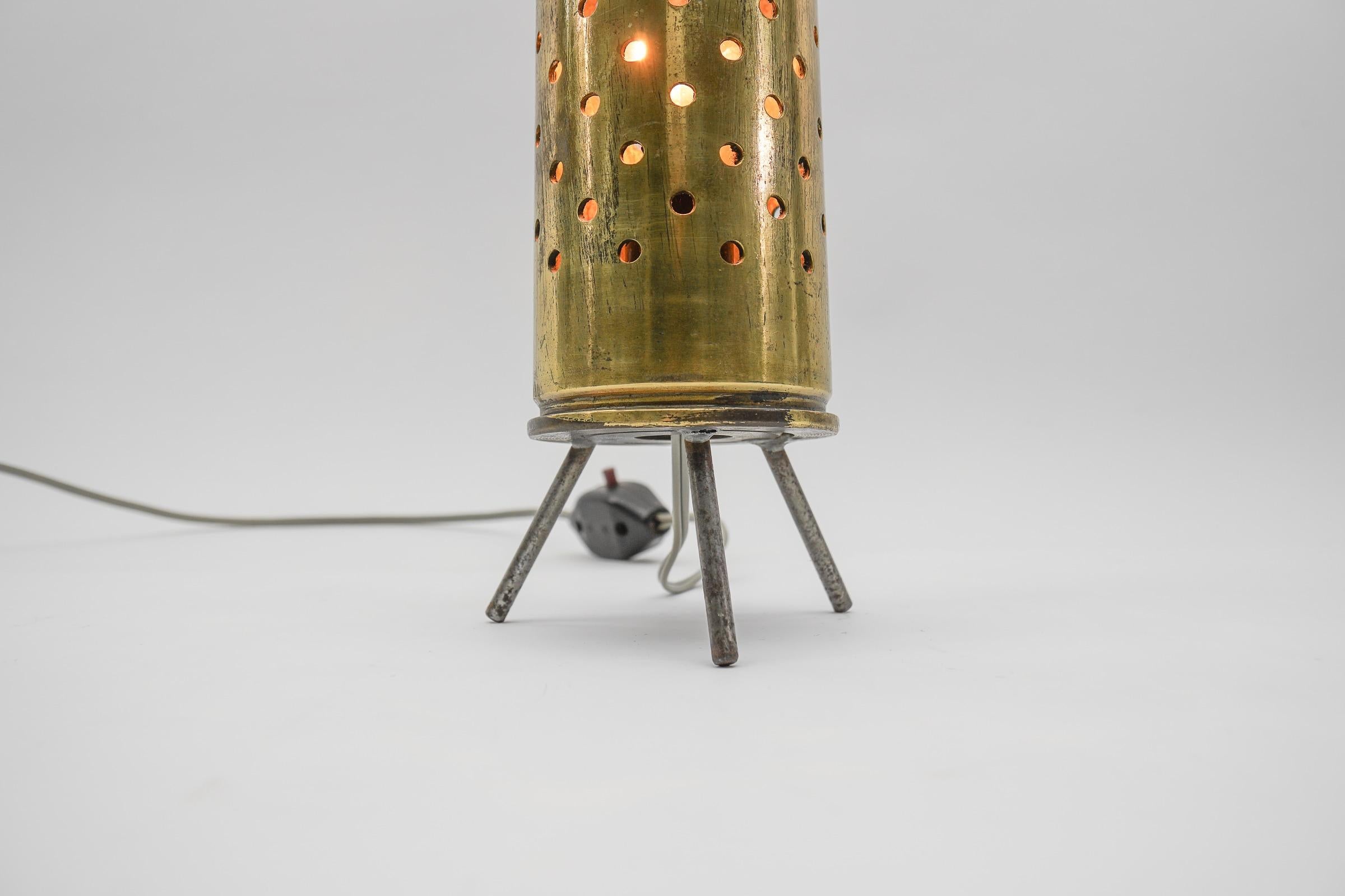 Métal Lampe de table sur trépied des années 50 en étui de cartouche perforé, Allemagne  en vente