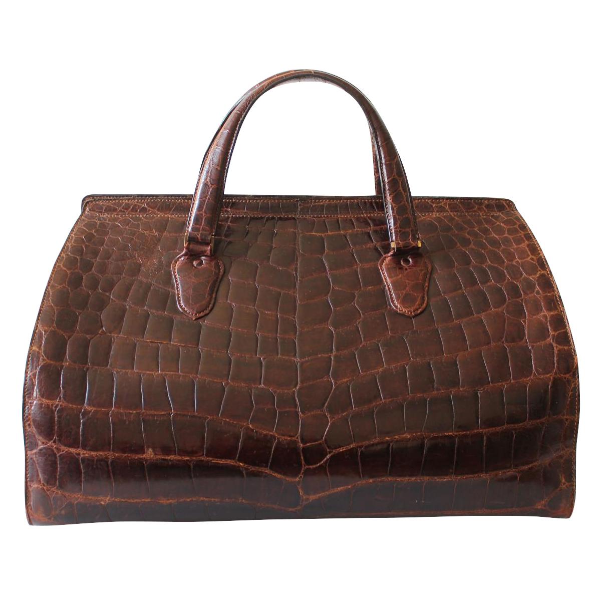 Stunning bag by Valextra Milano
Vintage
50's Period
Real crocodile
Brown color
Two handles
Zip closure
Two internal large zip pockets
Cm 49 x 34 x 25 (19.2 x 13.38 x 9.8 inches)
Good conditions considering the age
Worldwide express shipping included
