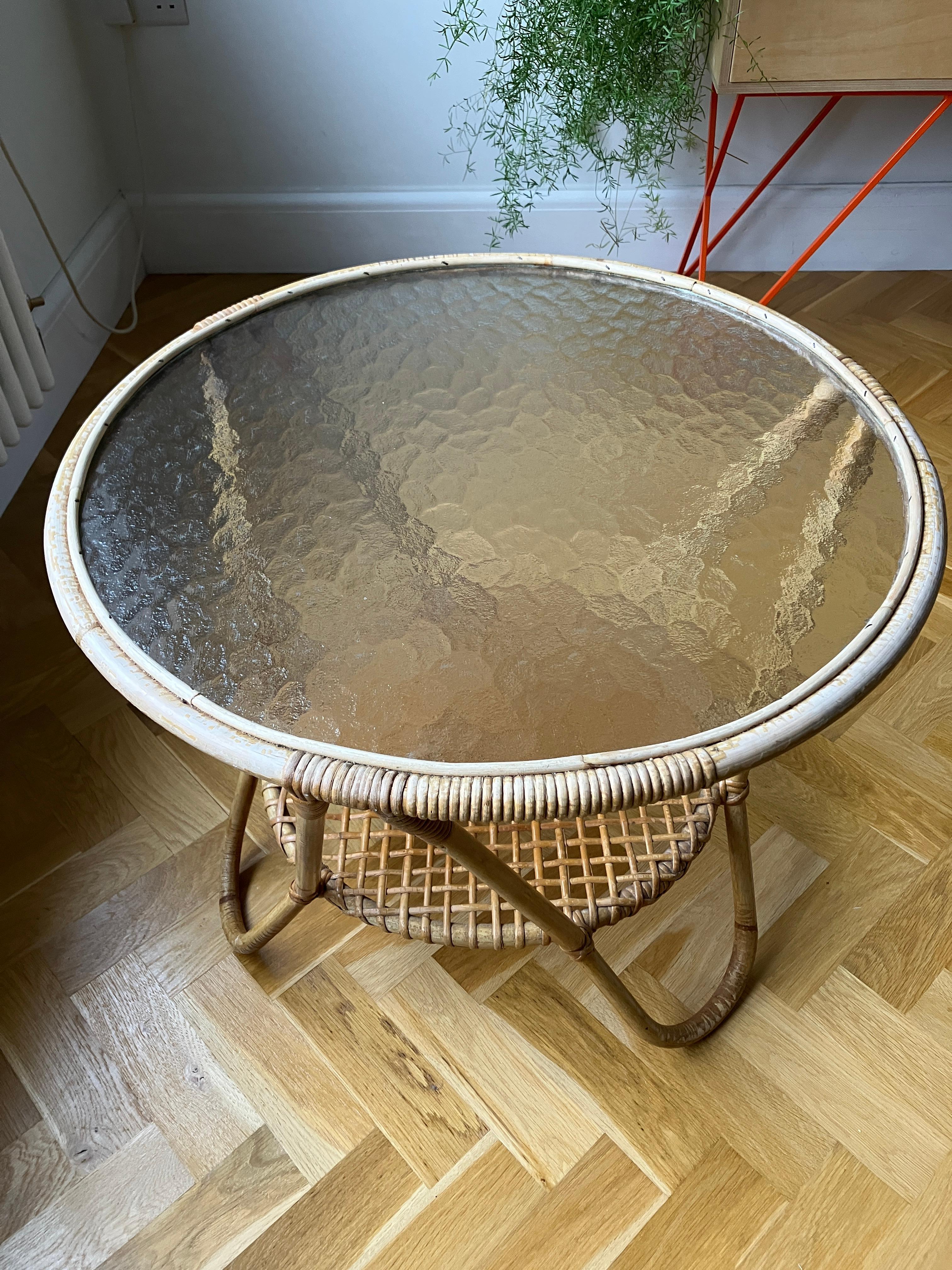 Néerlandais Table basse ronde en bambou, rotin et verre vintage des années 50 en vente