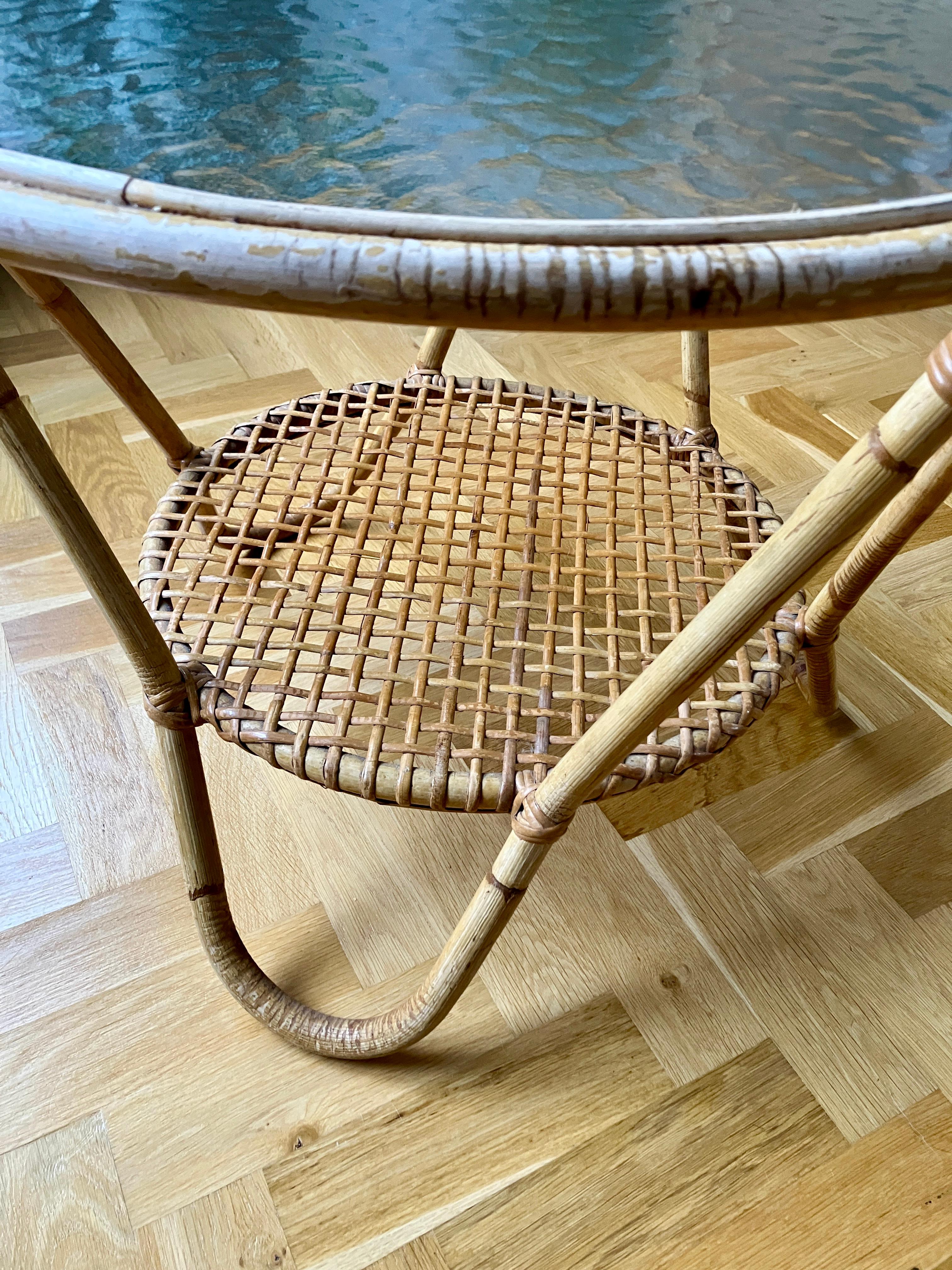 Milieu du XXe siècle Table basse ronde en bambou, rotin et verre vintage des années 50 en vente
