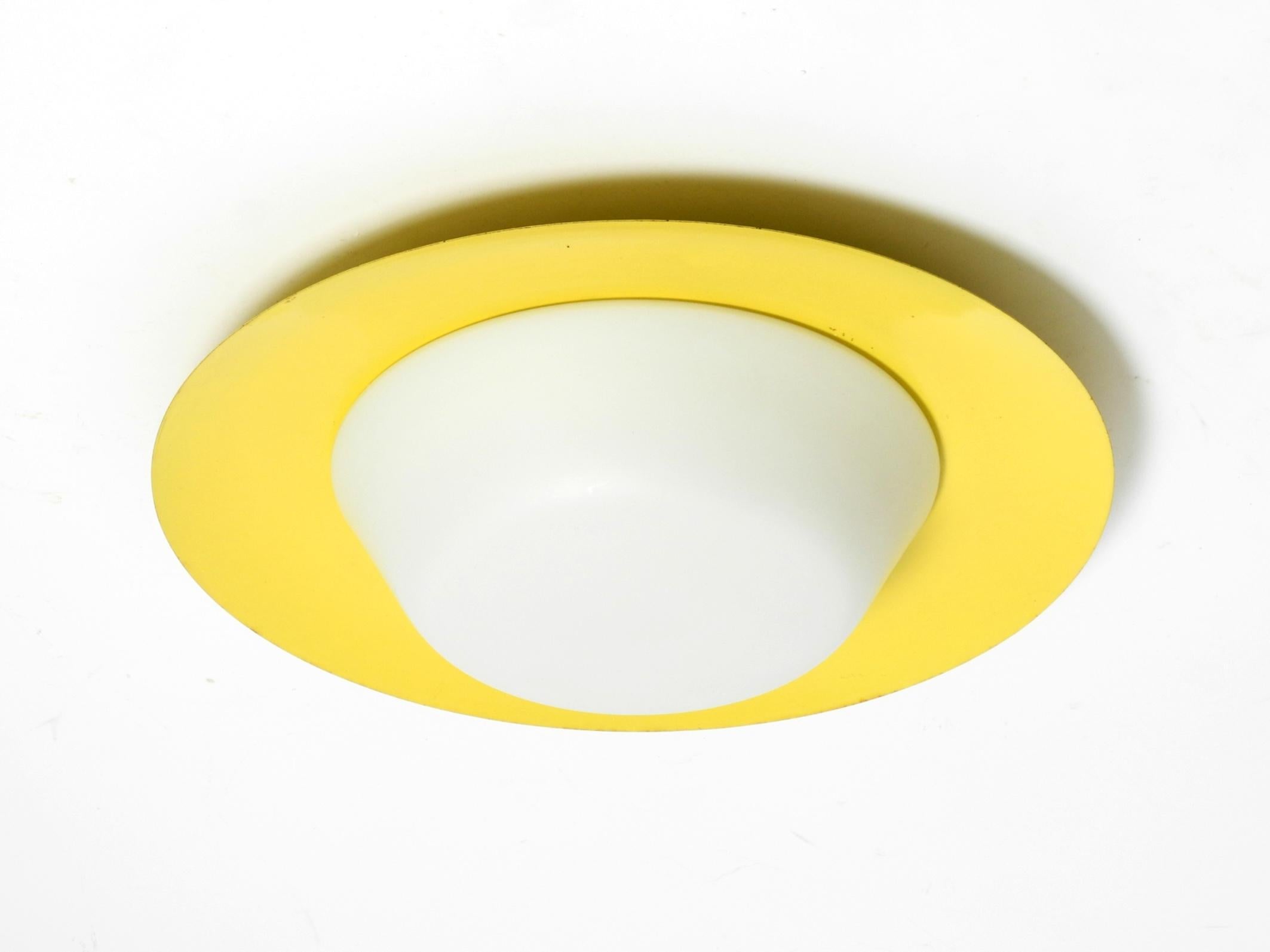 Gran aplique o plafón Mid Century de cristal con reflector metálico en amarillo.
Gran diseño minimalista típico de los años 50. El fabricante es Kaiser Leuchten. Fabricado en Alemania.
Totalmente funcional y 100% original. Todas las piezas
