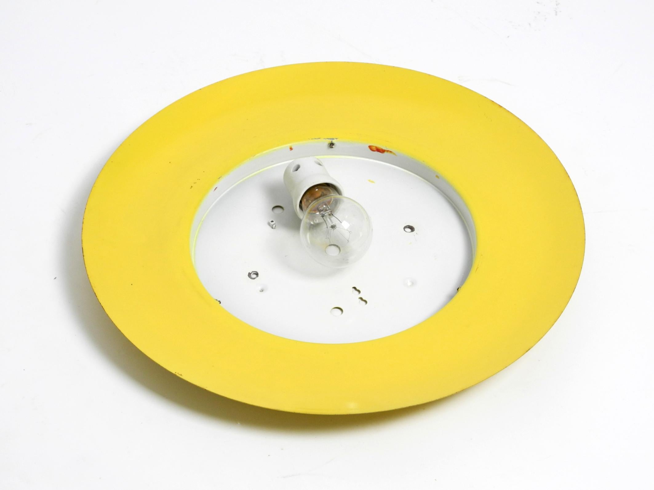 Aplique o plafón de los años 50 de cristal con reflector metálico de Kaiser Leuchten mediados del siglo XX en venta