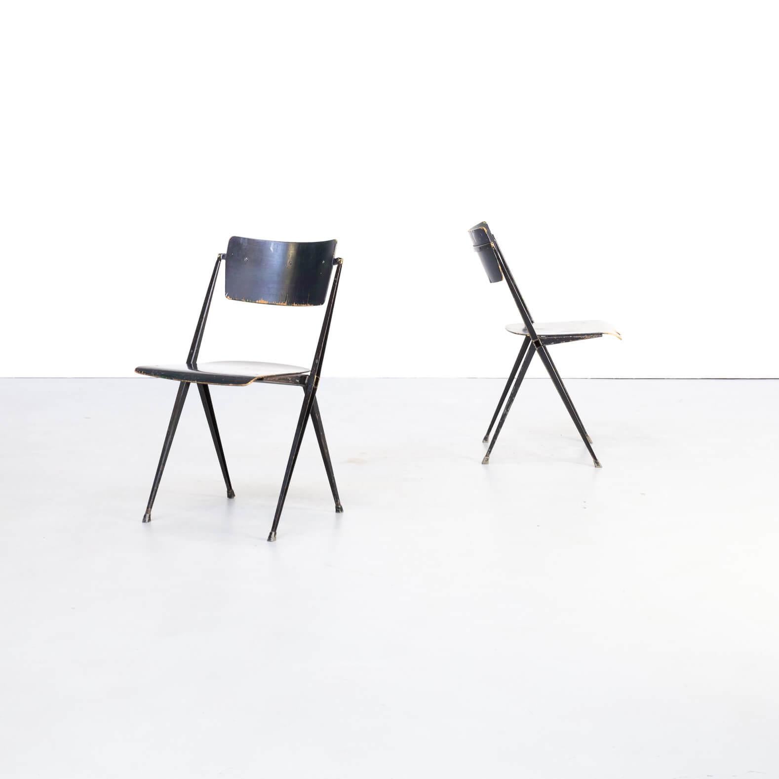 In 1958, Rietveld left the Gispen and moved to Ahrend de Cirkel, where he began a fruitful collaboration with leading Dutch designer Friso Kramer. Together they produced a number of now-iconic designs, including the results chair (1958) and reply