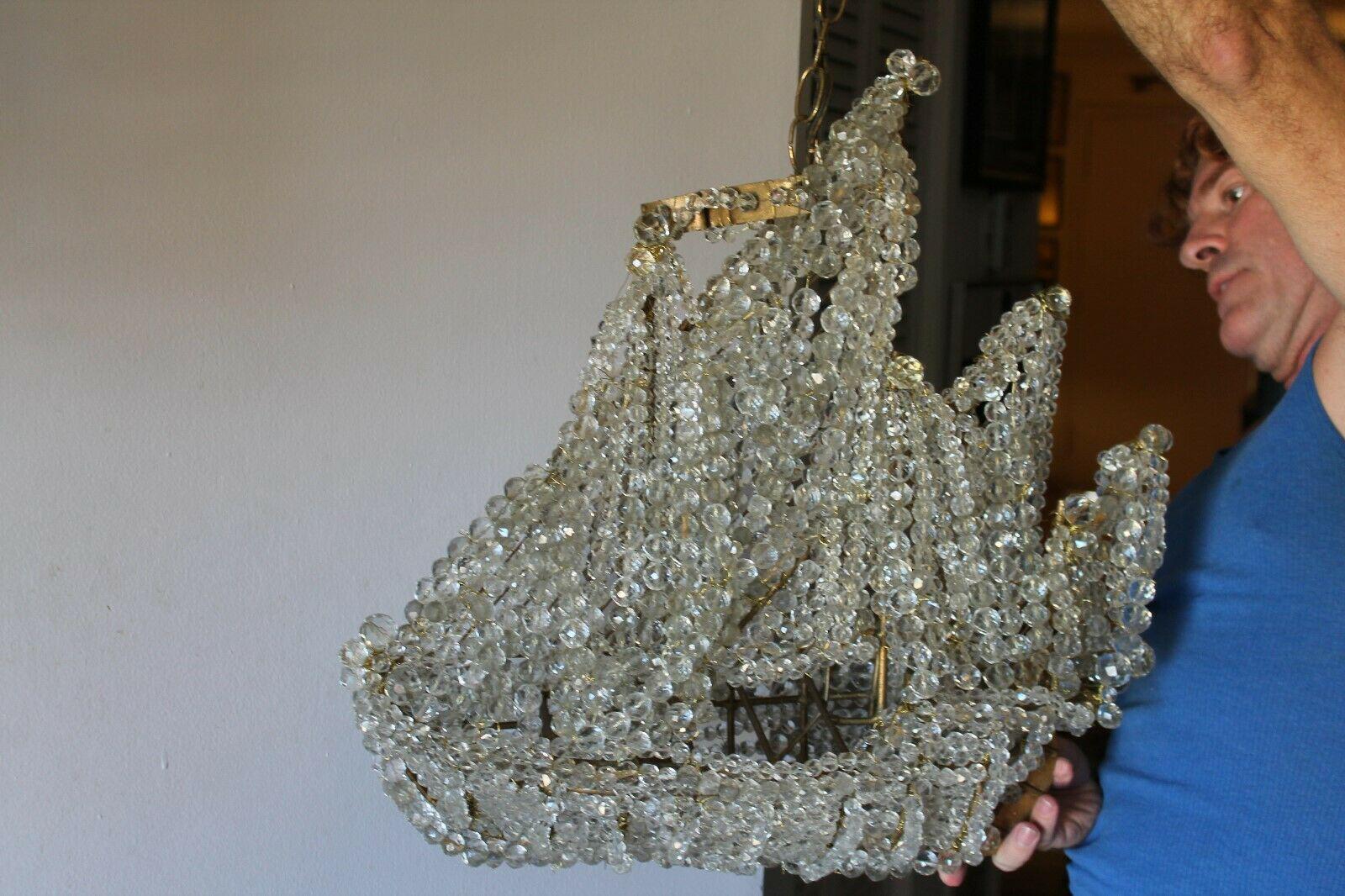 Une pièce unique et très spéciale. Lustre de bateau en cristal de Galeon des années 1950. Le cristal contre le cadre métallique a été restauré. Comme il manquait du cristal, nous avons fait refaire les perles de ce navire comme à l'origine.