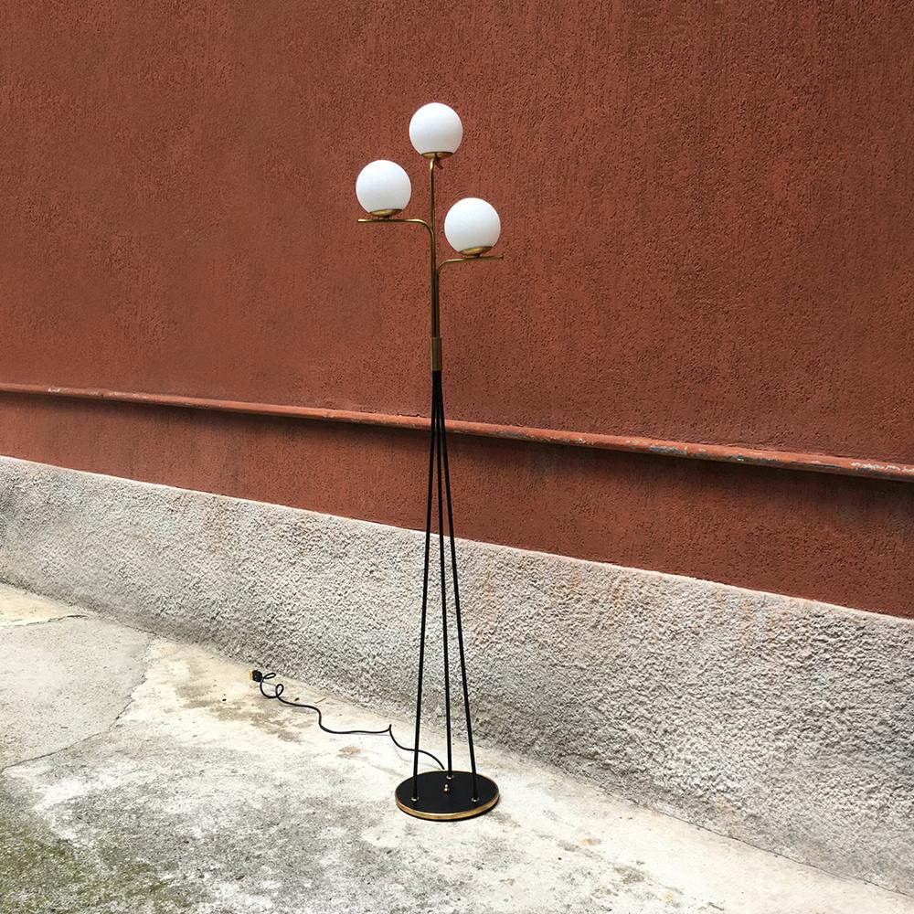 Floor lamp with three lights from the 1950s, with structure in metal and brass rod, round base always in metal with brass finishes and button, spherical lampshades in opal glass with a matte finish.
Perfect condition, fully restored.
Measures: 40