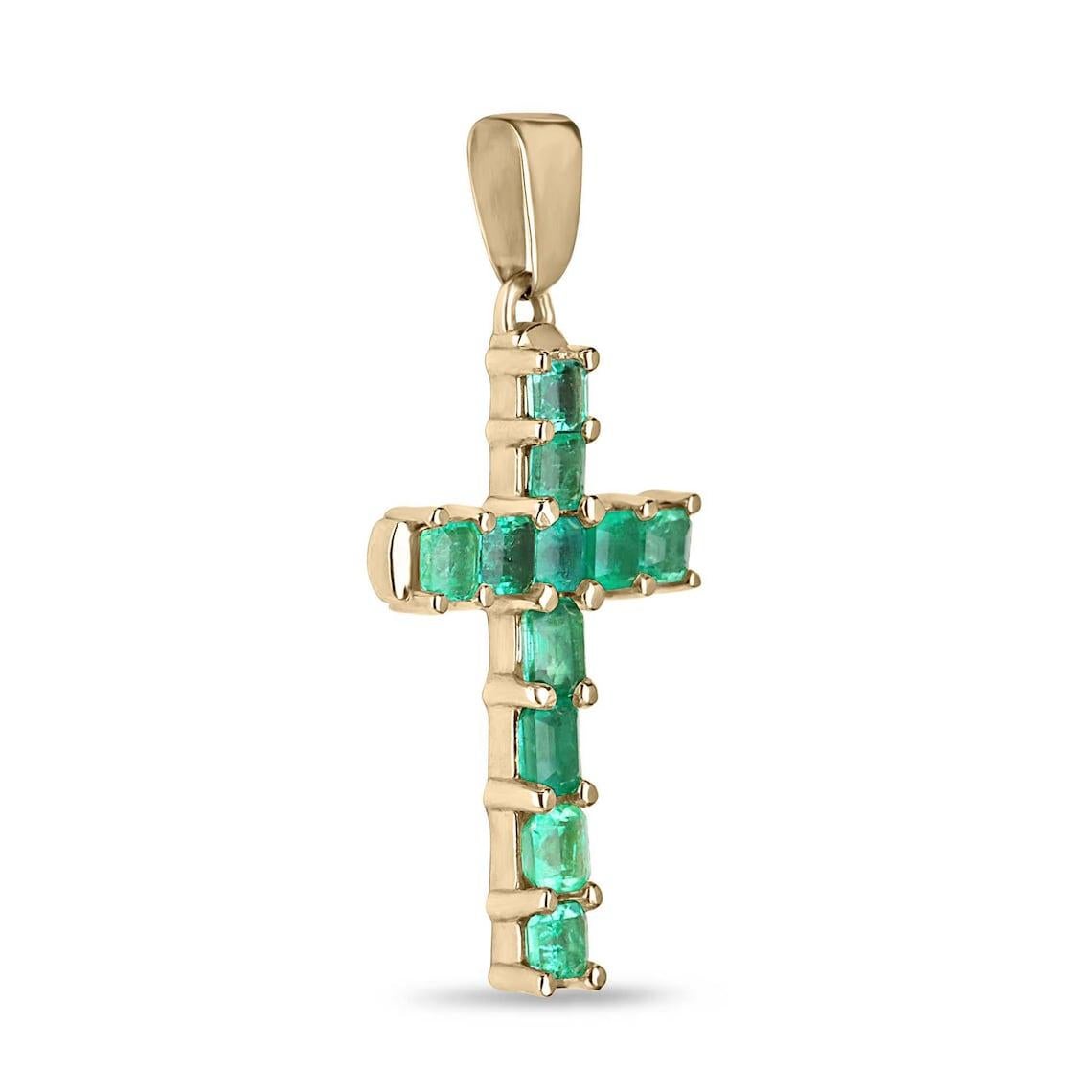 La Cruz de Oro Esmeralda es una exquisita pieza de joyería que irradia elegancia y significado espiritual. Adornada con once piedras esmeralda, con una combinación de tallas esmeralda y asscher, muestra una fascinante gama de tonos verde esmeralda y