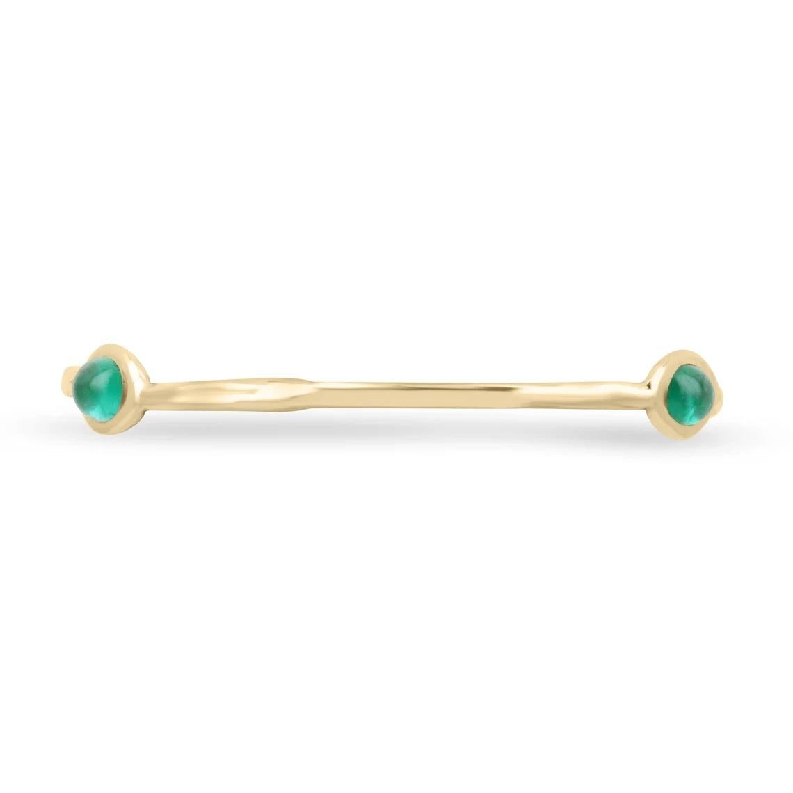 Hier wird ein atemberaubendes, hochwertiges Armreif-Armband mit einem natürlichen Smaragd-Cabochon angeboten. Dieses besondere Stück zeigt drei atemberaubende ovale Smaragde im natürlichen Cabochon-Schliff, die gleichmäßig verteilt sind. Die Lünette