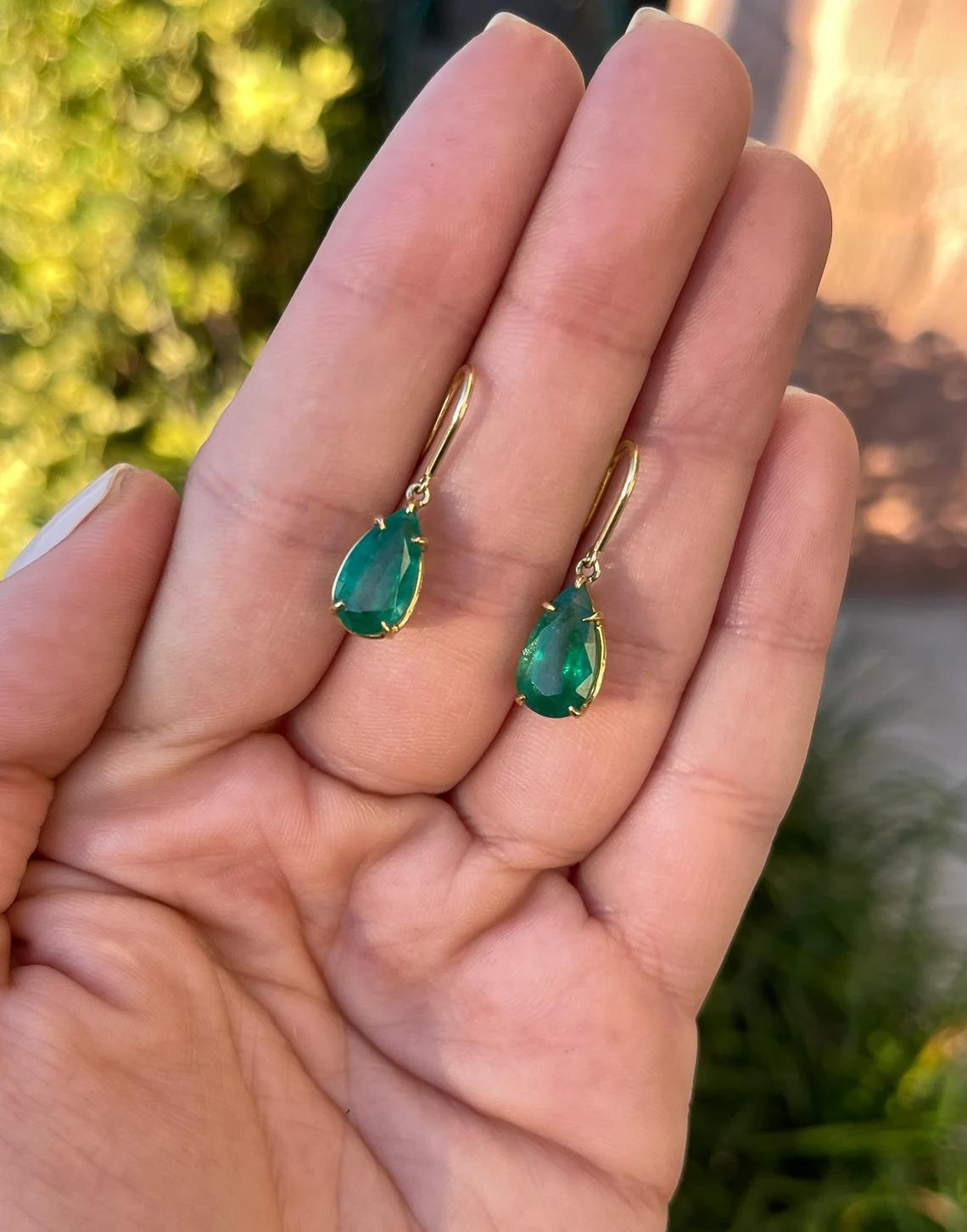 Modern 5.0tcw 18K Natural Lush Dark Green Pear 4 Prong Solitaire Dangle Hook Earrings For Sale