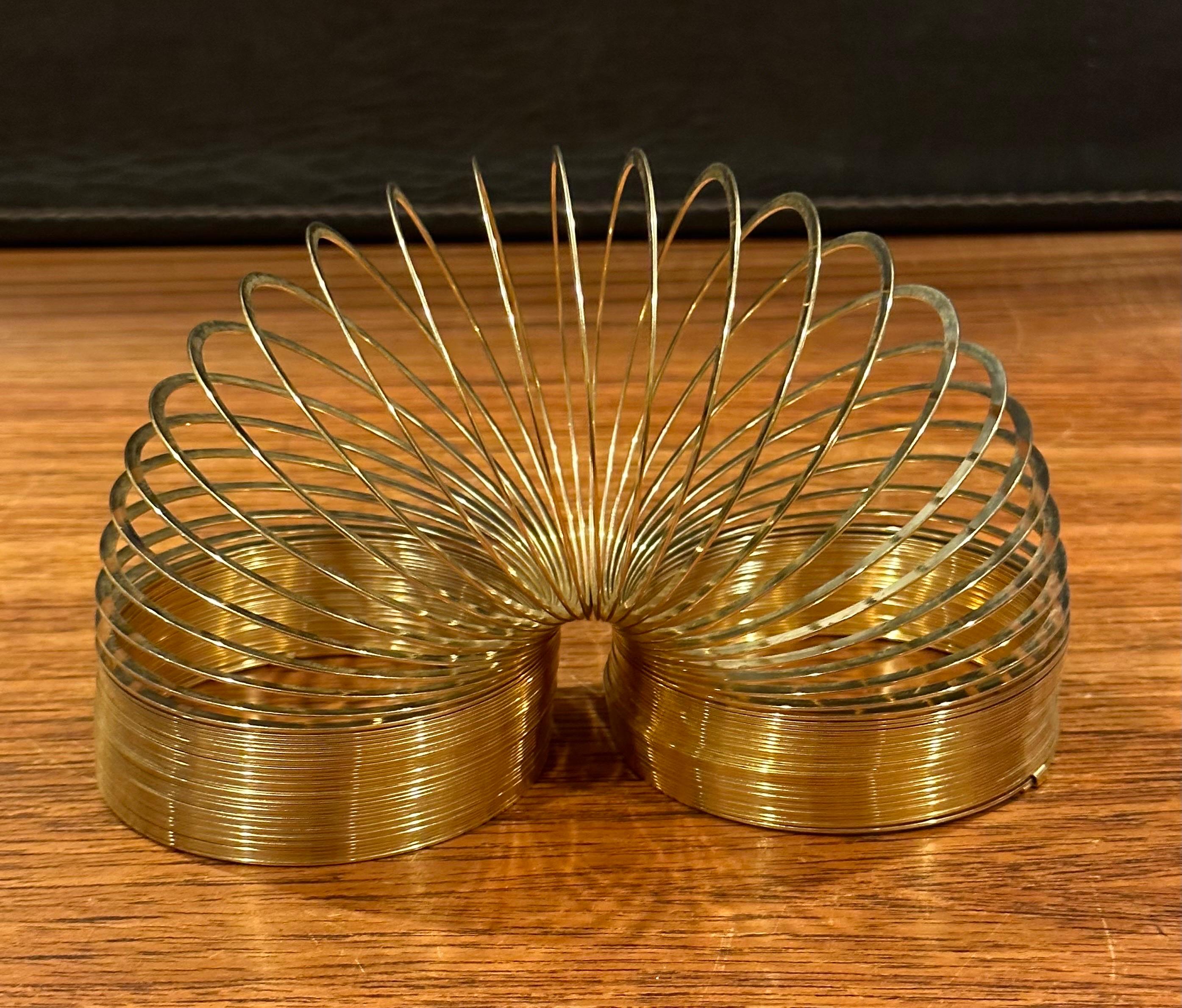 Vergoldetes Slinky-Spielzeug in Holzschachtel zum 50. Jahrestag im Angebot 1
