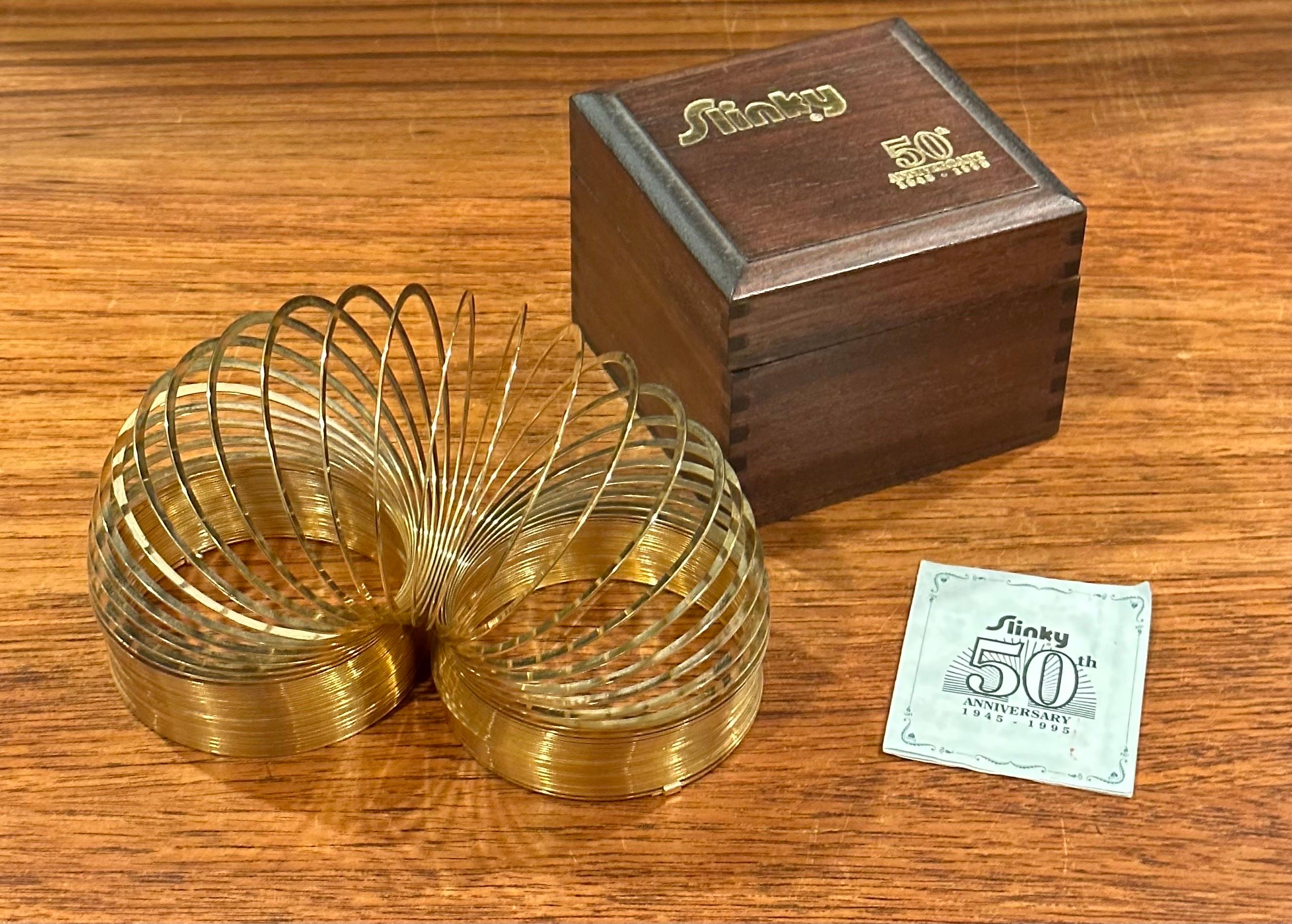 Vergoldetes Slinky-Spielzeug in Holzschachtel zum 50. Jahrestag im Angebot 3