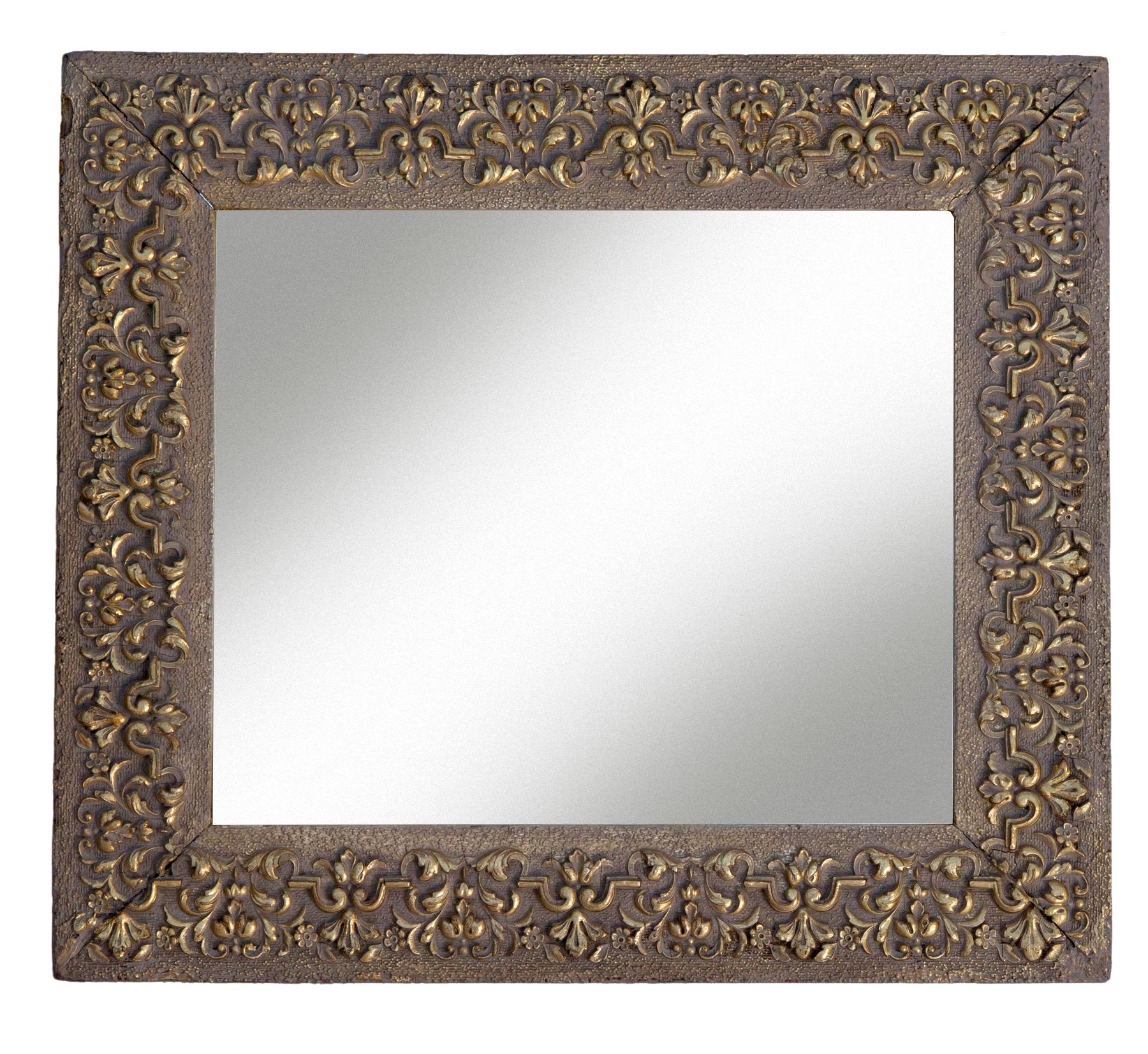 Ce miroir présente un motif répétitif exceptionnellement fin et complexe de feuilles, de fleurs et de volutes en finition dorée, compensé par un fond texturé neutre. L'arrière-plan plus sombre fait ressortir les tons dorés. 
Support et fil de fer
