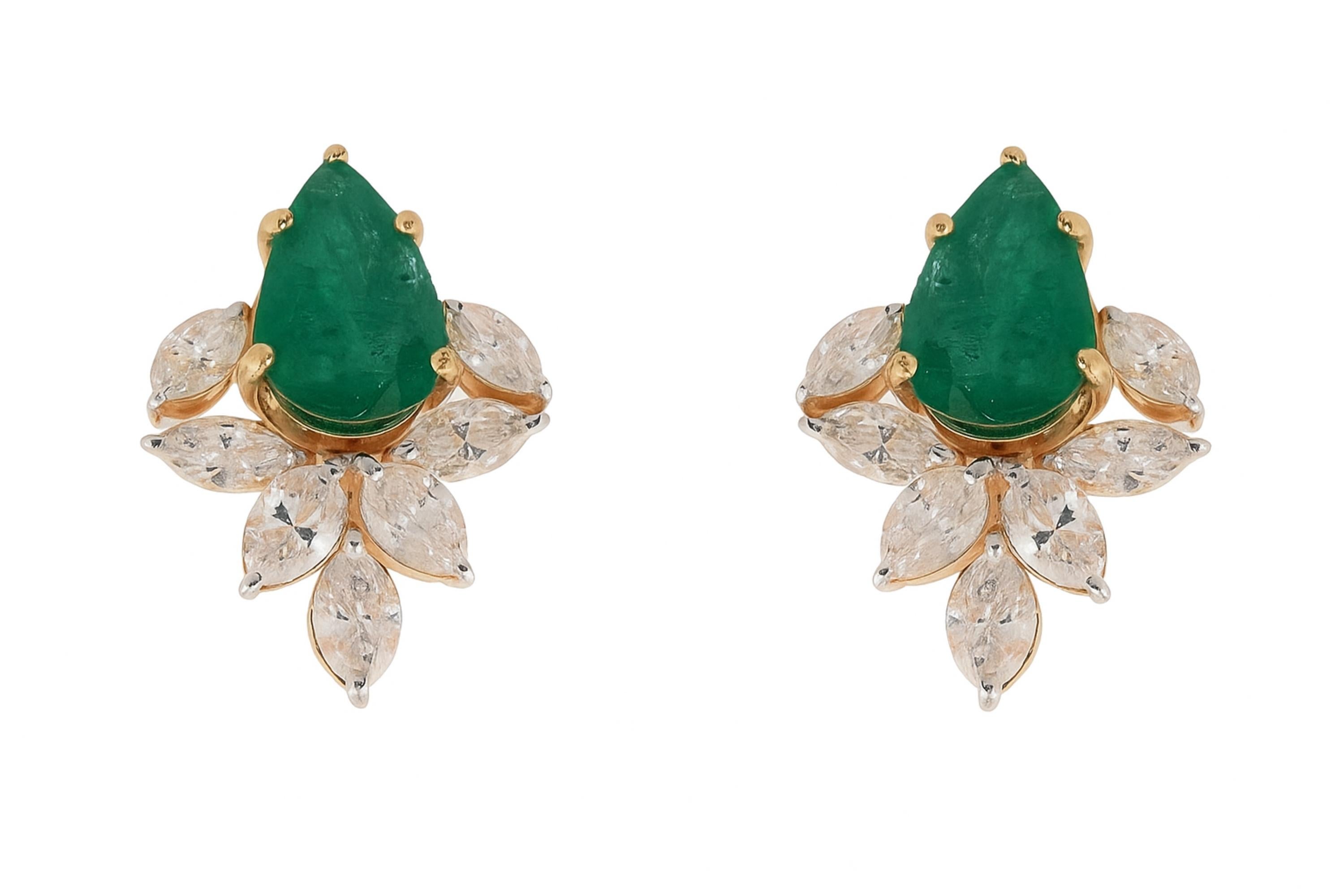 Art déco Boucles d'oreilles en or jaune 18 carats, 5.1 carats, émeraude poire, diamant marquise en vente
