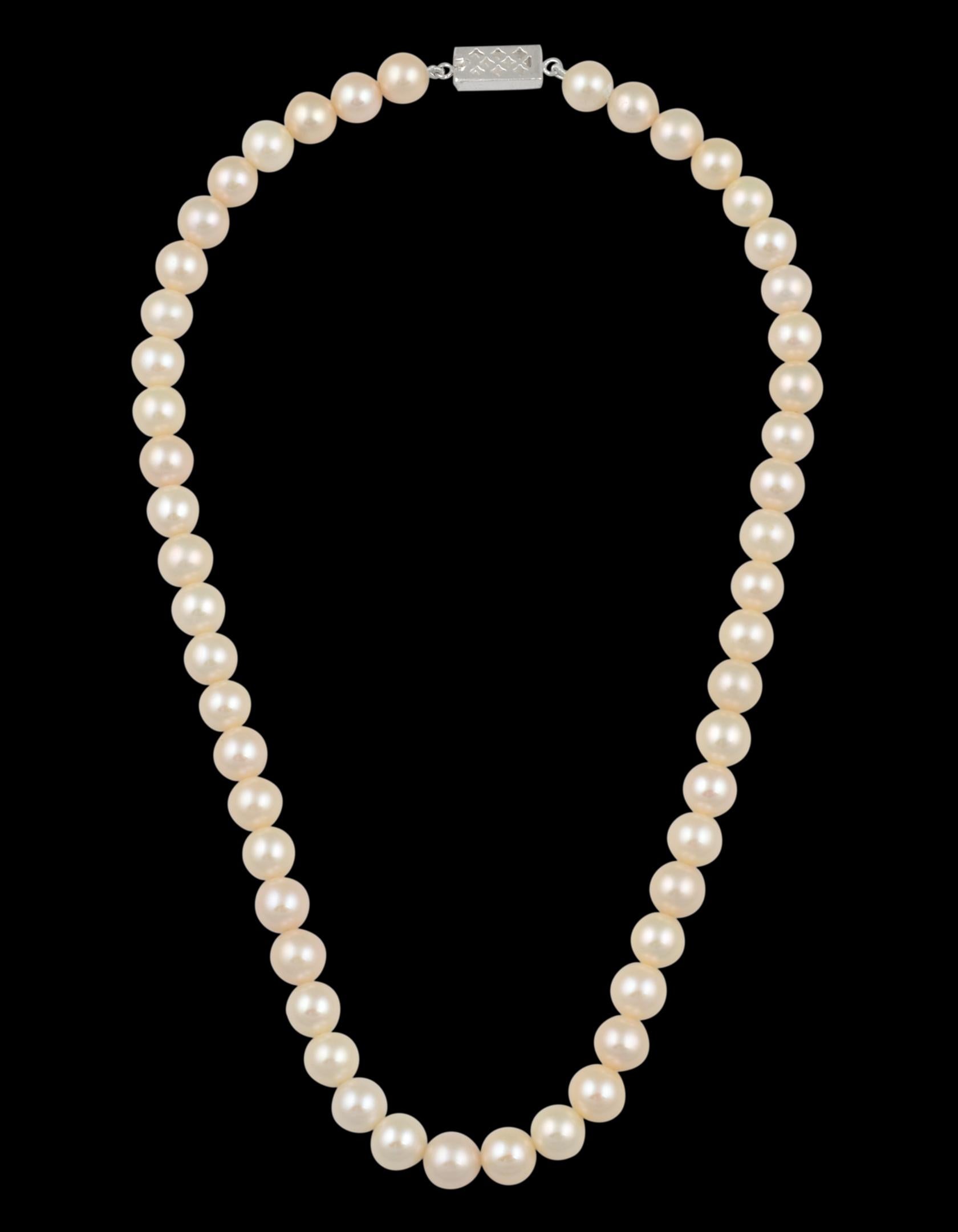 elongated pearl necklace