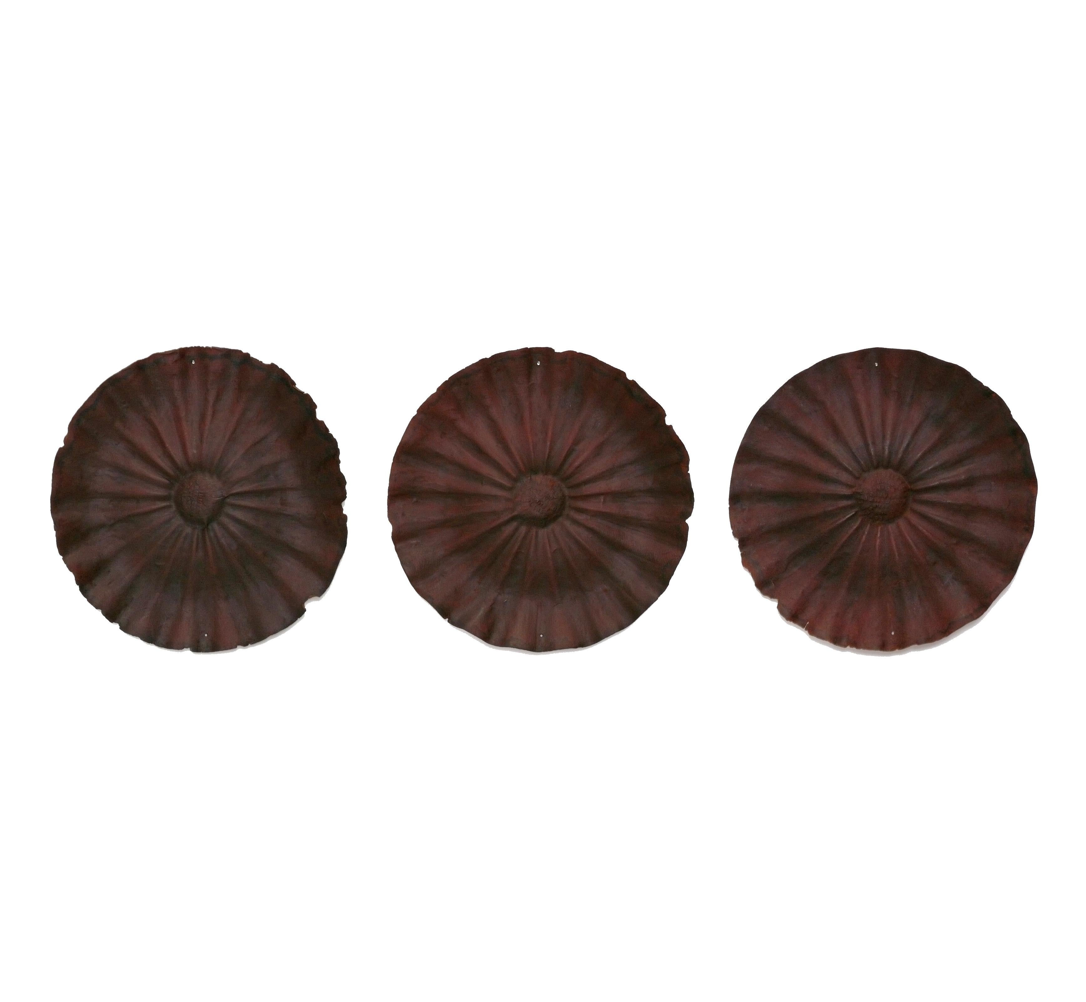 Anciens chapeaux de foin en cuir, fabriqués par la Symmes Hay Cap Company de Québec, vers 1889. Nous en avons trois. Ils sont vendus au prix de 2250 dollars l'unité ou 5800 dollars pour l'ensemble des trois. Avec leurs formes ondulantes, leur grande