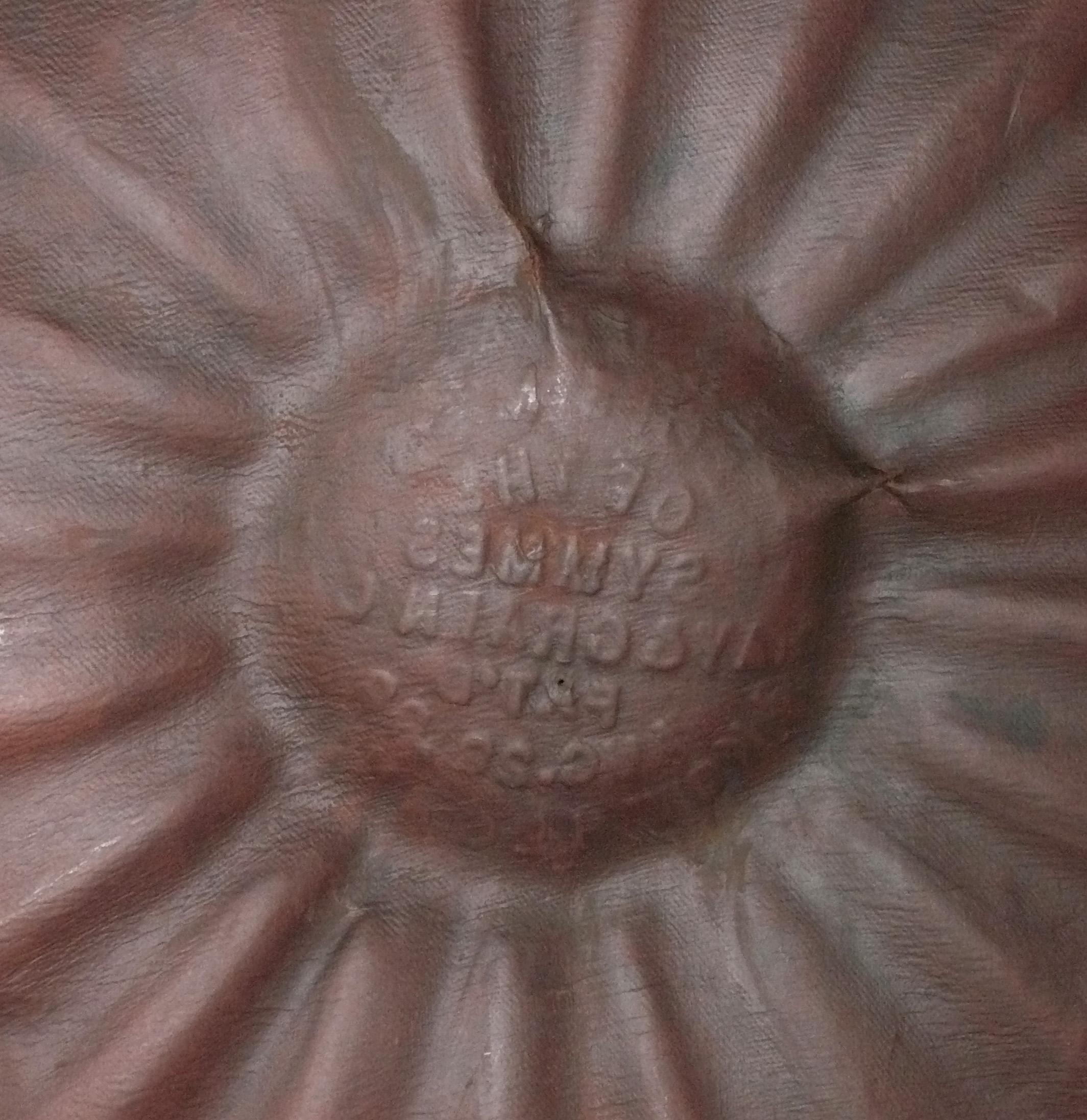 Sculpture murale en cuir ondulé de 51 pouces Ancienne capsule de foin en cuir du 19e siècle Abîmé - En vente à Atlanta, GA