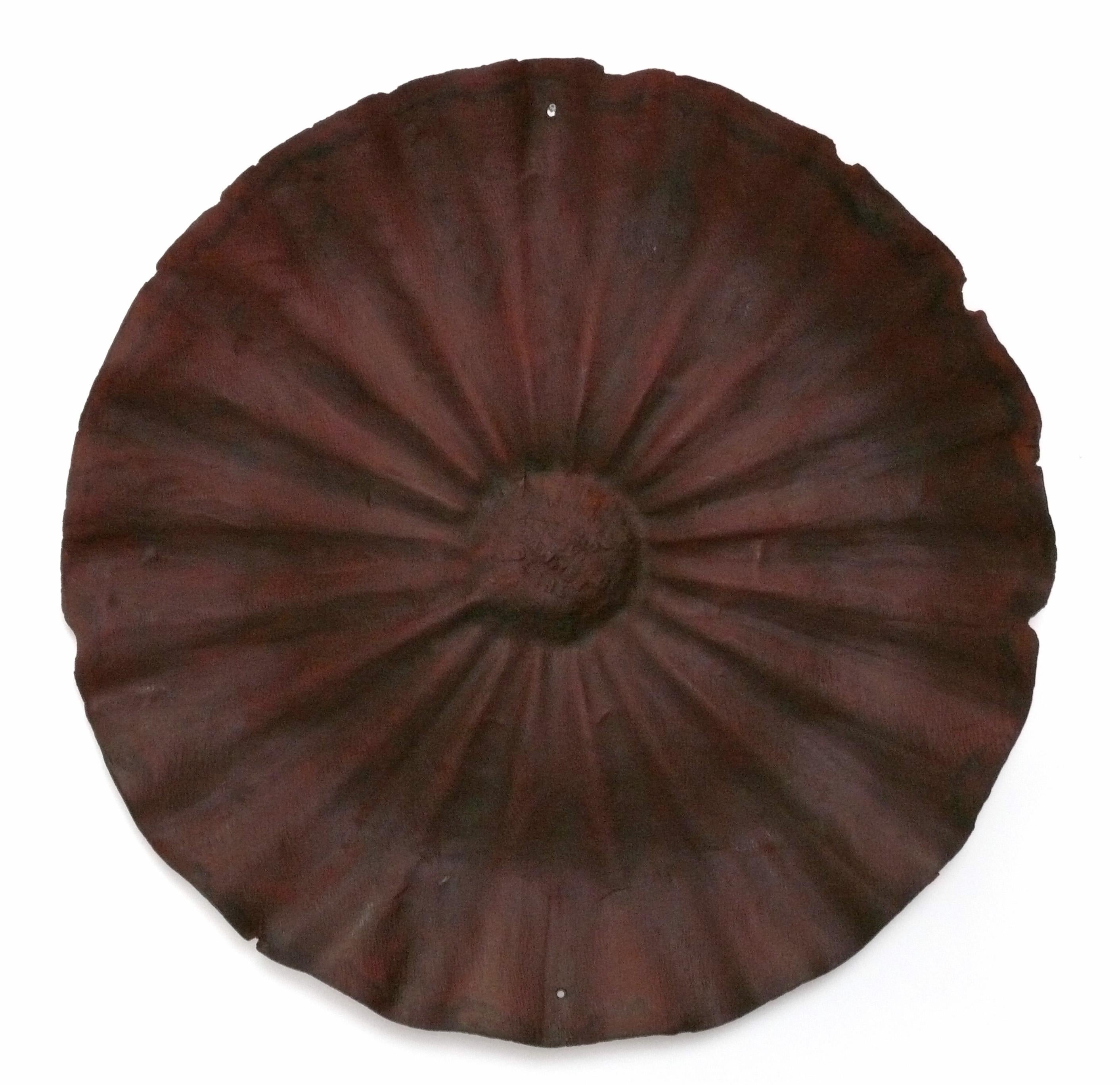 Cuir Sculpture murale en cuir ondulé de 51 pouces Ancienne capsule de foin en cuir du 19e siècle en vente