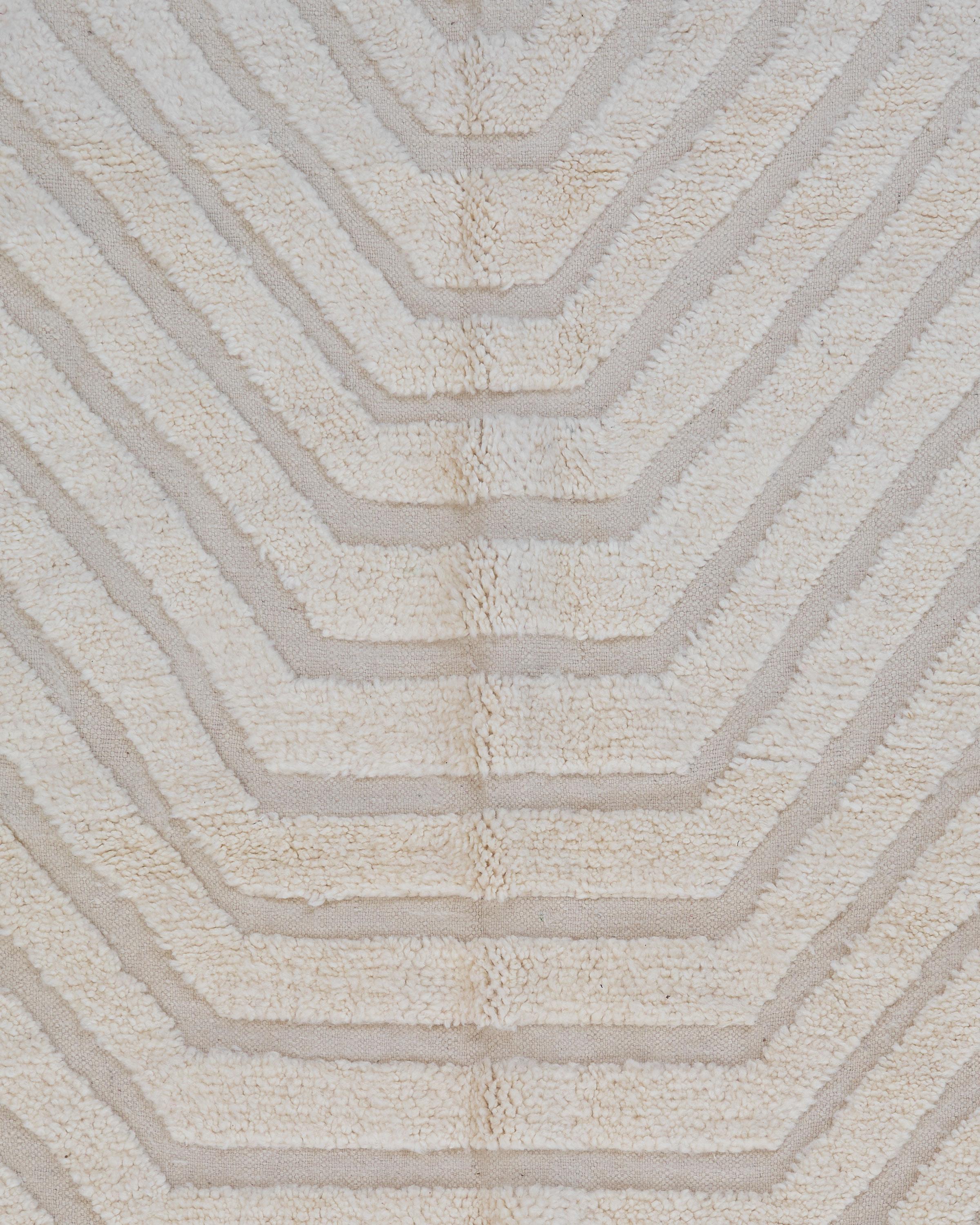 Hand-Crafted 5’1” x 8’6.5” Betonica Ivory Handmade Moroccan Wool Beni Ouarain Rug For Sale