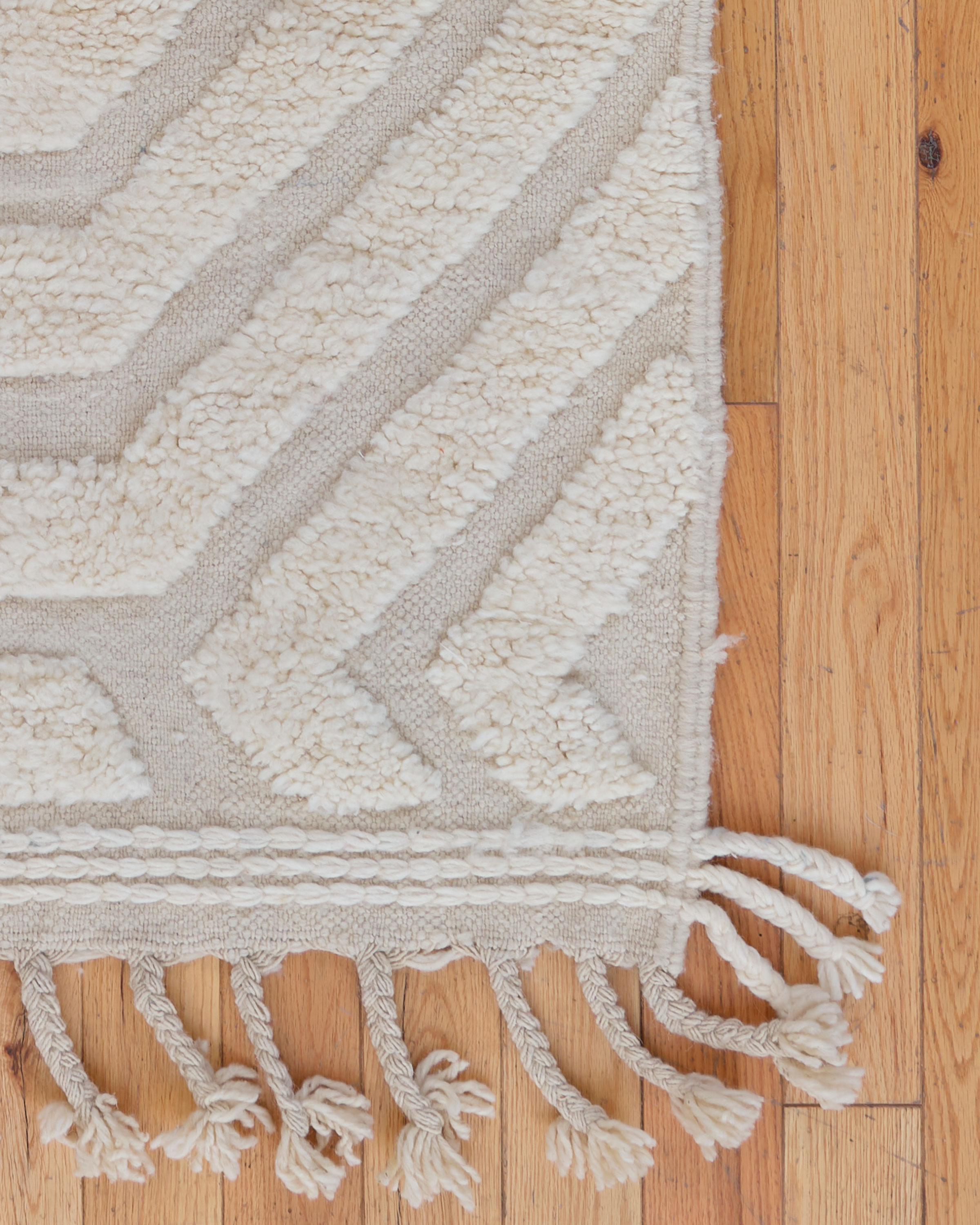 5’1” x 8’6.5” Betonica Ivory Handmade Moroccan Wool Beni Ouarain Rug In New Condition For Sale In Livingston Manor, NY