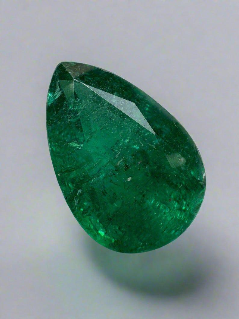 A. Stone: Smeraldo
Peso: 5,10 carati
Forma: Taglio a pera
Chiarezza: Trasparente
Lucentezza: Molto buono
Colore: Verde intenso
Misure: 14,18 mm x 9,62 mm x 6,18 mm
Origine geografica: Zambia
Trattamento: Naturale, oliatura

Commenti: A causa delle