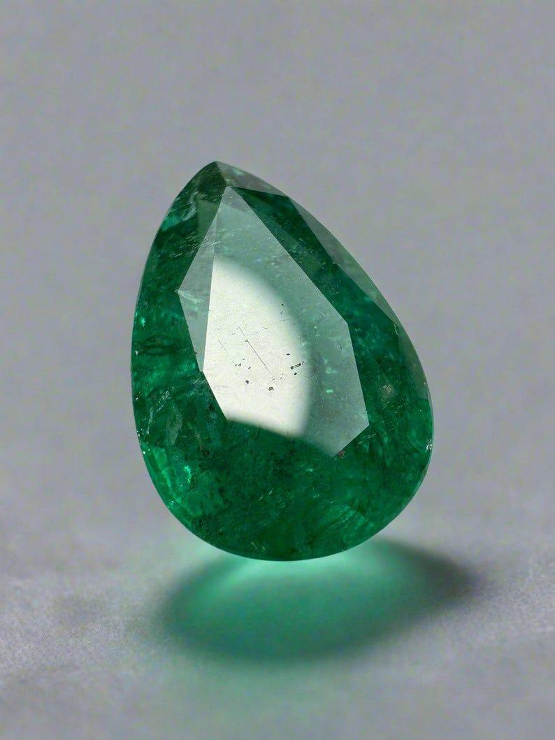 Moderno 5,10 Carati 14x9,6 Smeraldo verde intenso - Gemma di maggio con taglio a pera in vendita