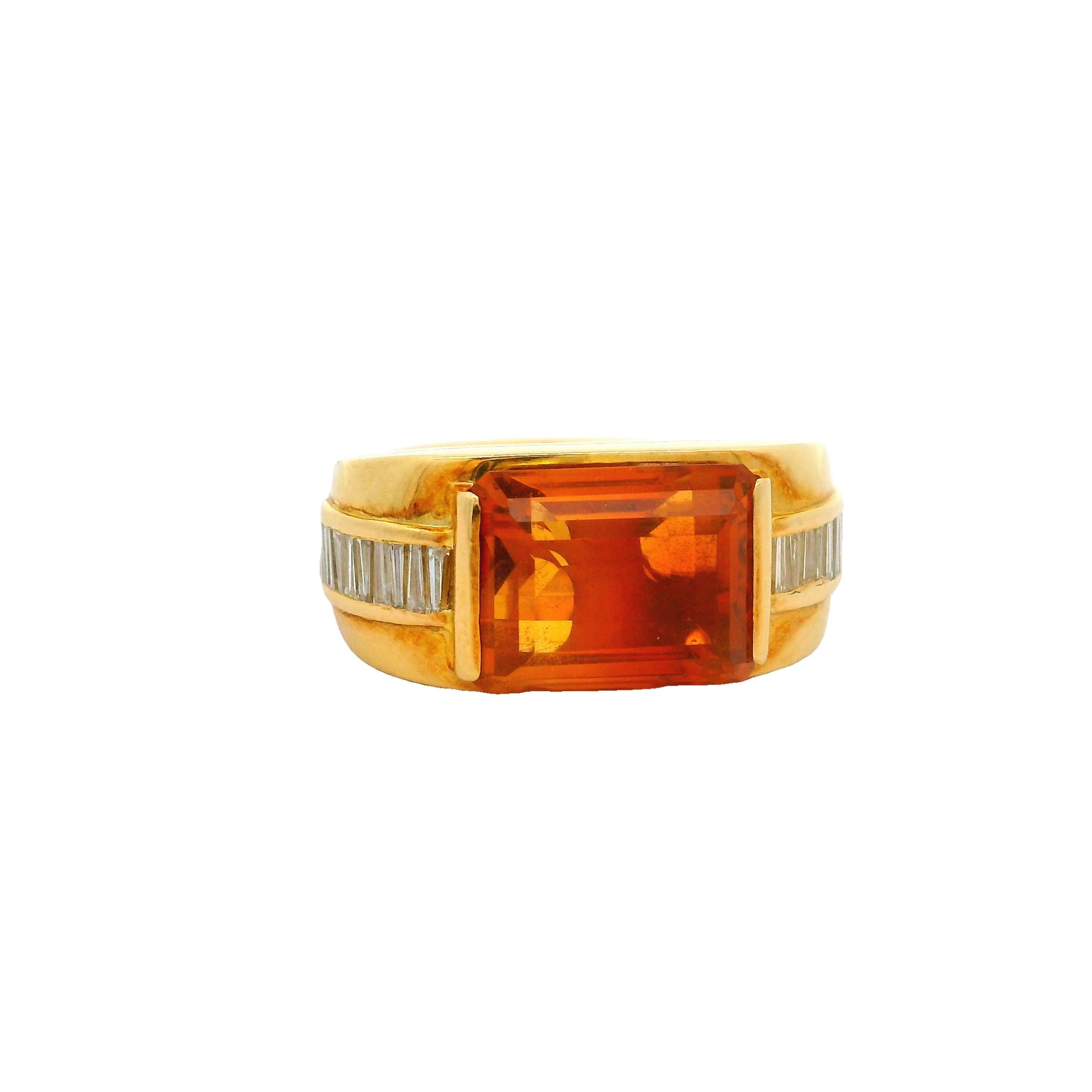 Ein fesselnder Ring mit einem 5,10 Karat schweren Citrin im Smaragdschliff in einem leuchtenden Orangeton. Dieses auffällige Herzstück wird von Diamanten im Baguetteschliff mit einem Gesamtgewicht von 0,45 Karat flankiert, die einen Hauch von weißer
