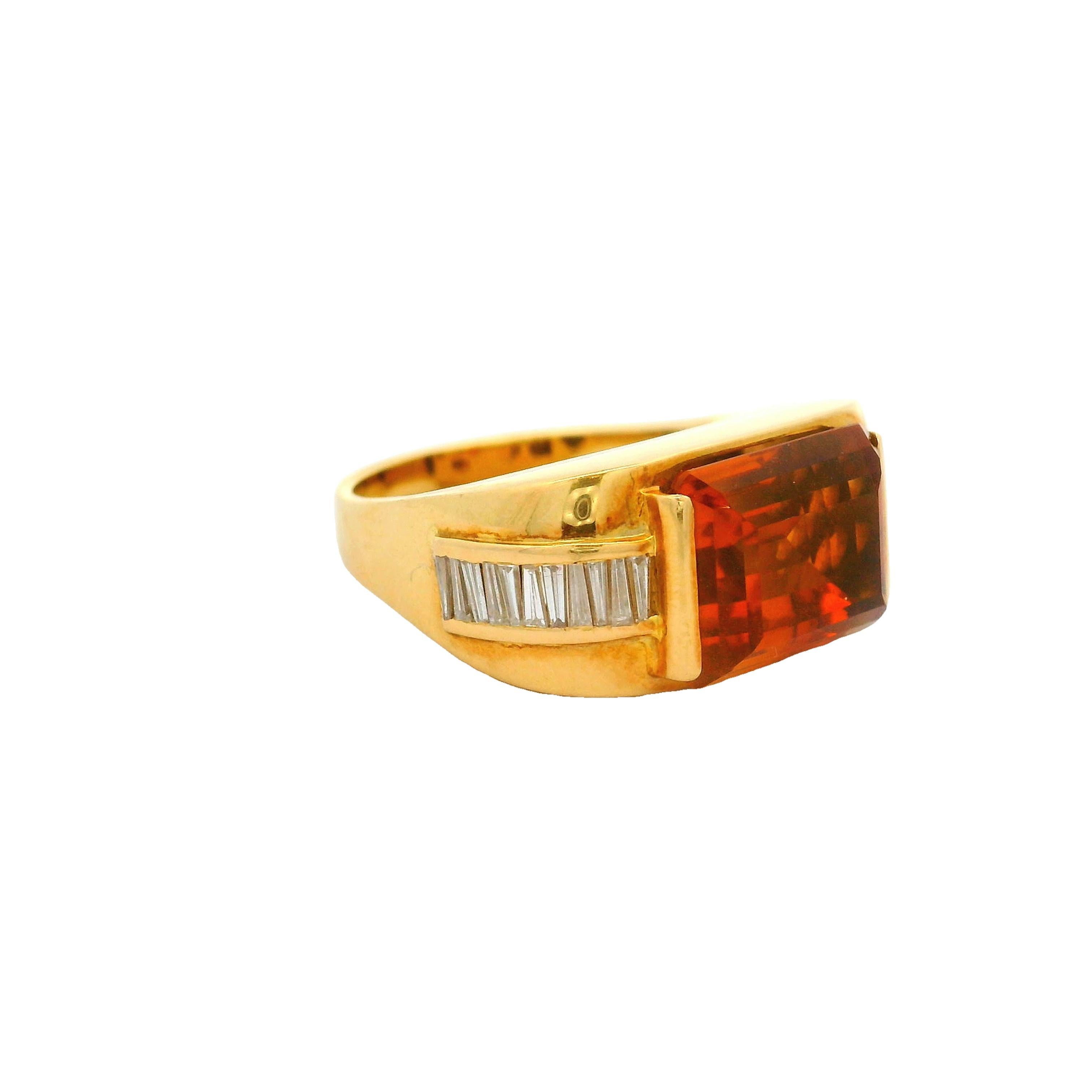 Ring aus 18 Karat Gelbgold mit 5,10 Karat Citrin und Diamant (Smaragdschliff) im Angebot