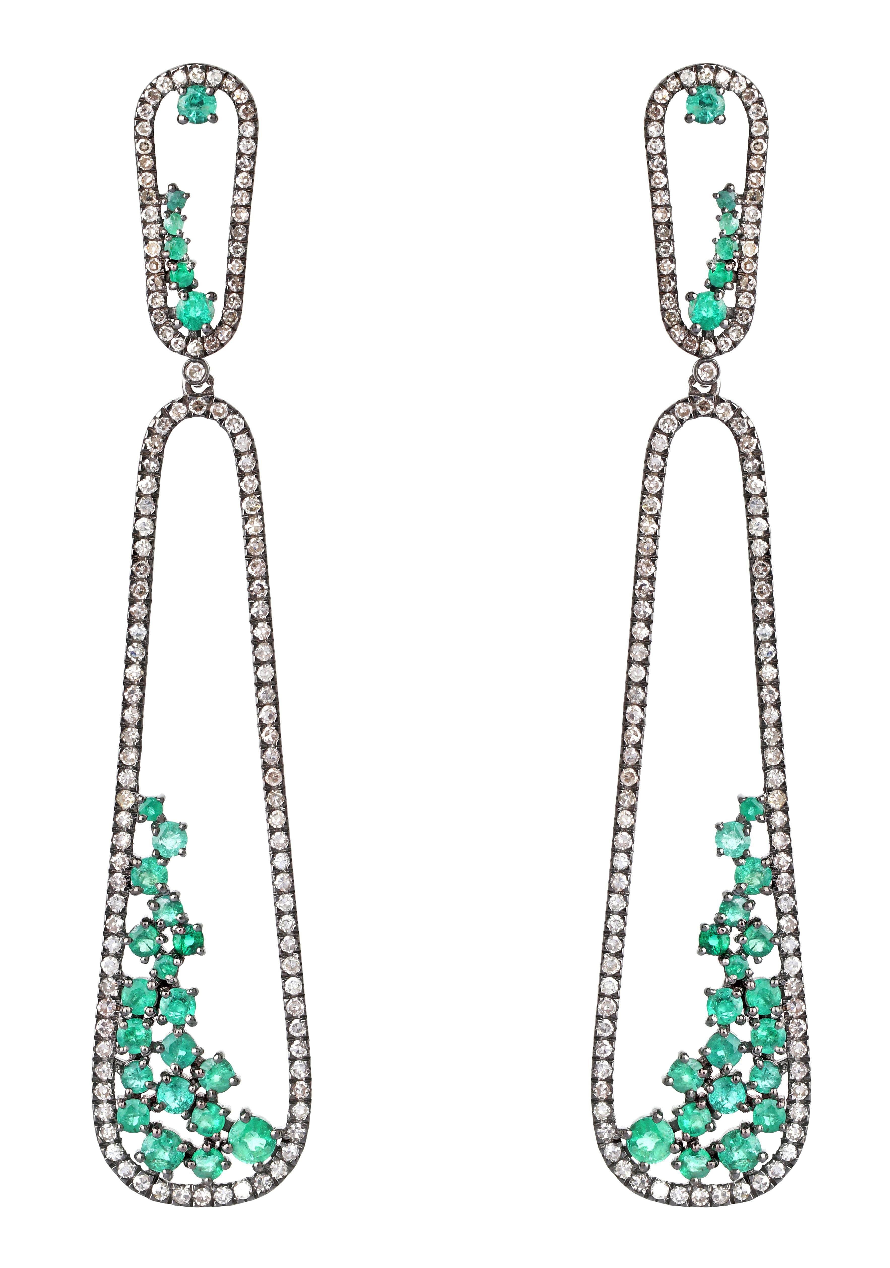 Women's 5.10 Carat Diamond and Emerald Dangle Cocktail Earrings For Sale